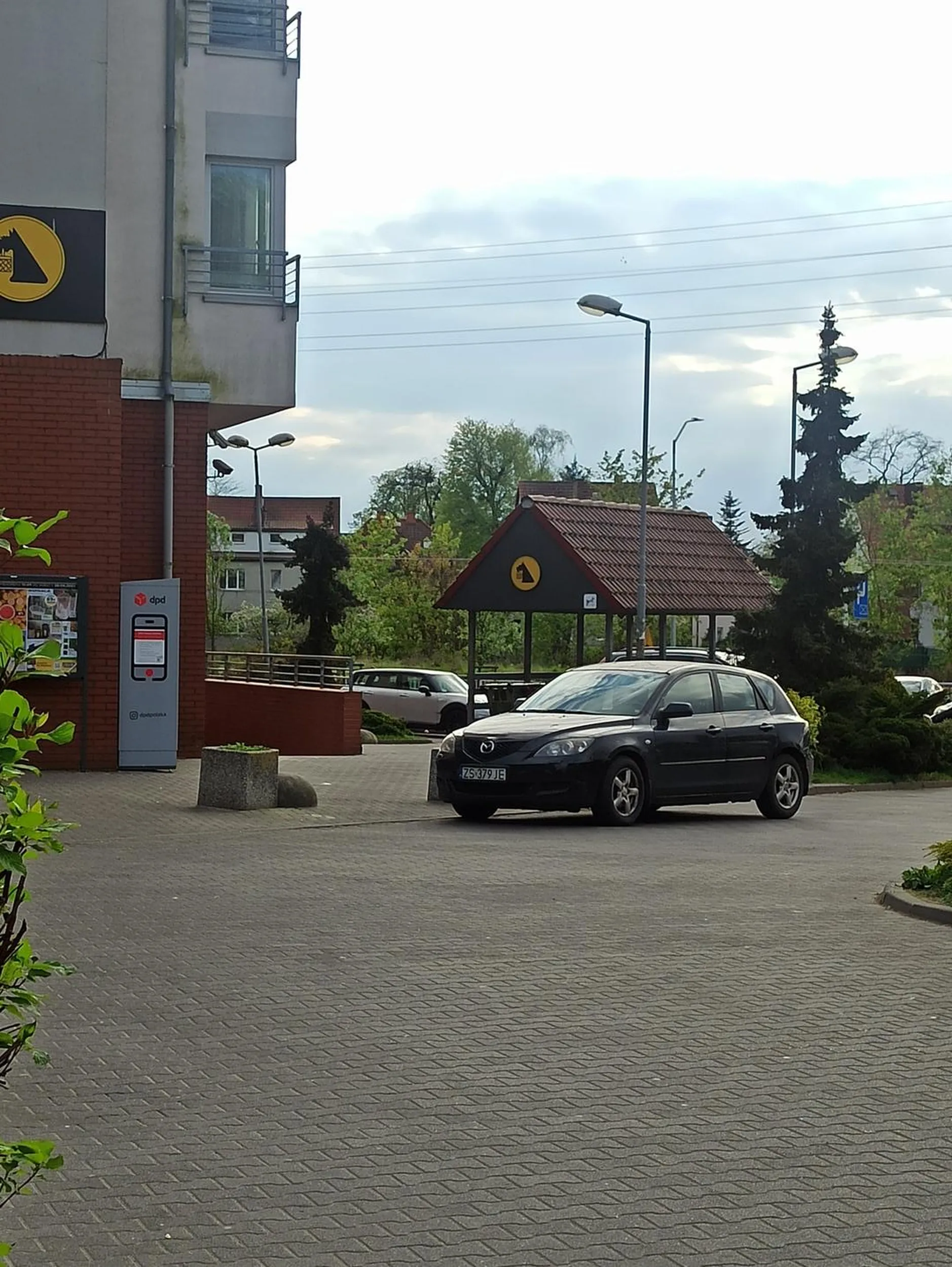 Osoba prawdopodobnie z autystycznymi problemami. 3 puste parkingi wokół, ale trzeba pod samymi drzwiami bo nóżki bolą