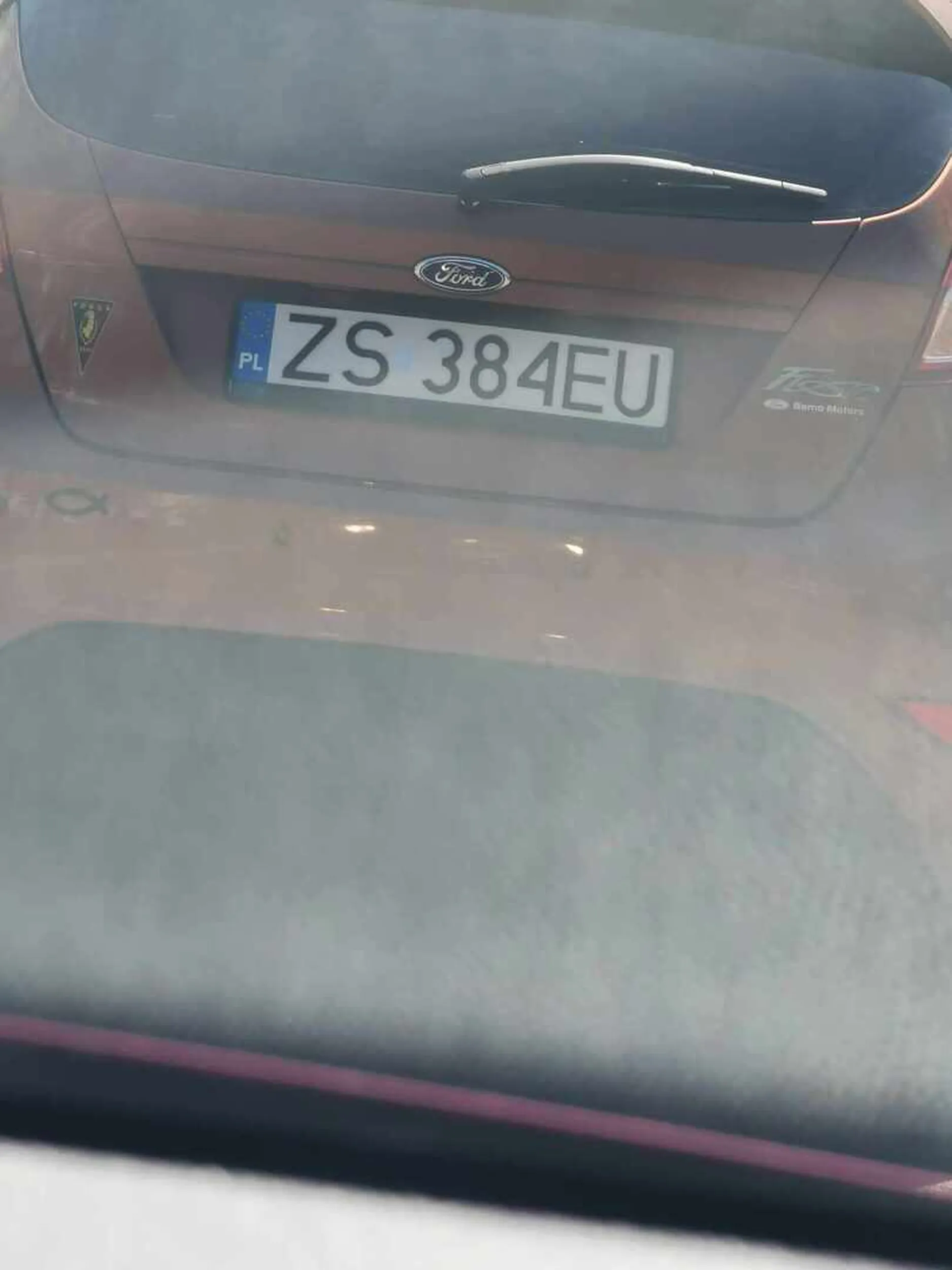 Pan powinien nauczyć się że jadąc prosto nie powinno się używać prawego kierunkowskazu i jak pieszy jest na połowie przejścia nie przejeżdżać rozpędzonym przez przejście nie pozdrawiam :D