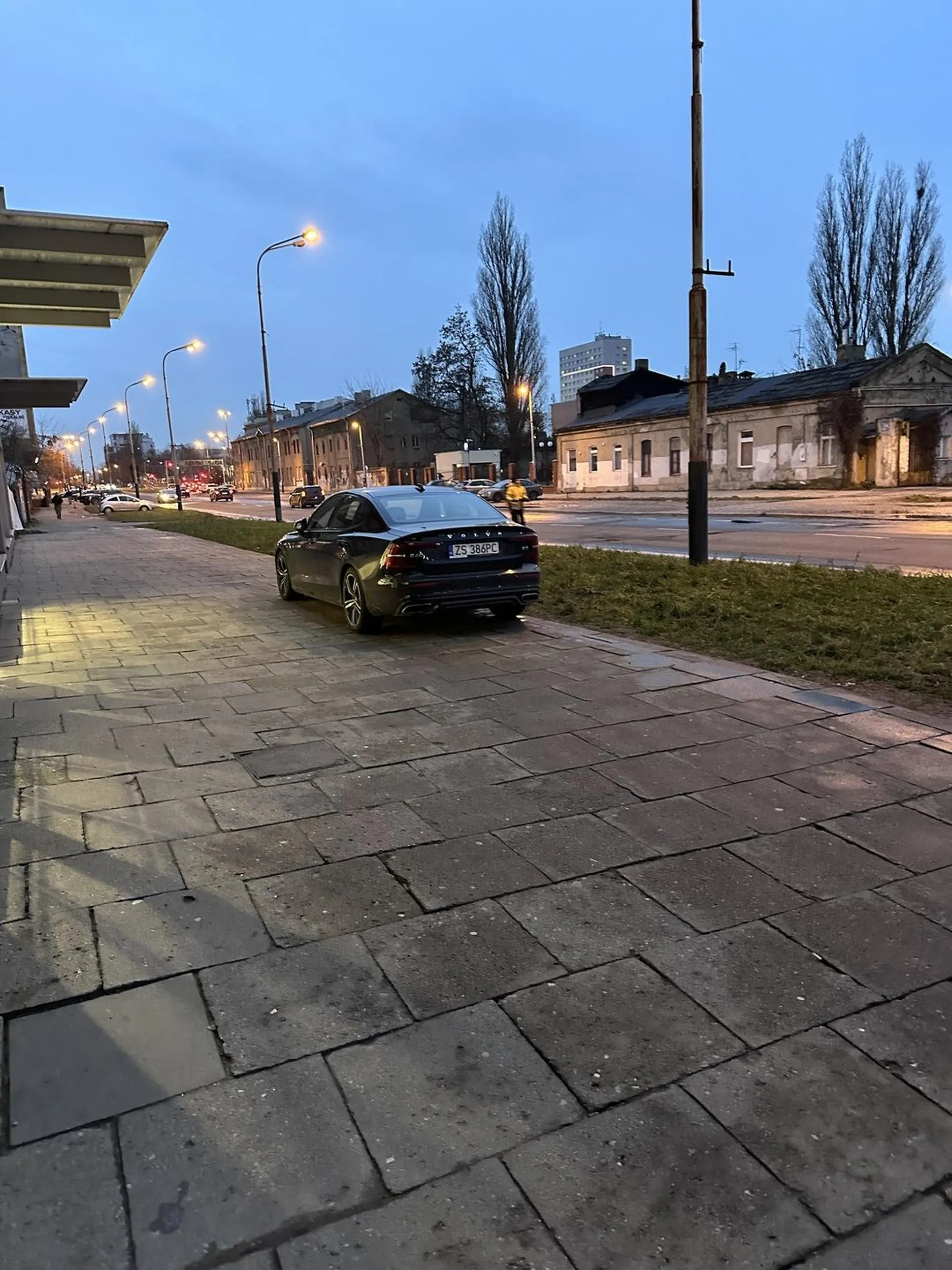 Nie chce mu się chodzić po dziecko do przedszkola z parkingu oddalonego 30 metrów to musi codziennie jeździć po chodniku.