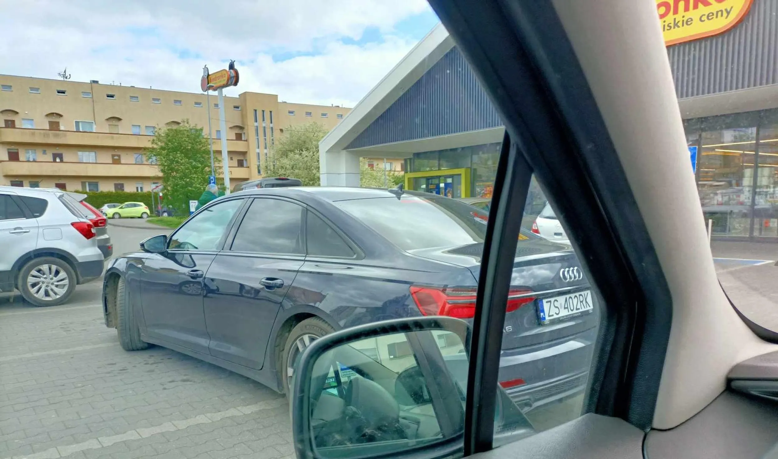 Karyna parkuje na 3 miejscach parkingowych, zastawia samochody, obrażona przestawia samochód pod same wejście sklepowe. Coś takiego powinno się leczyć. Następnym razem sprawa zgłoszona na policje