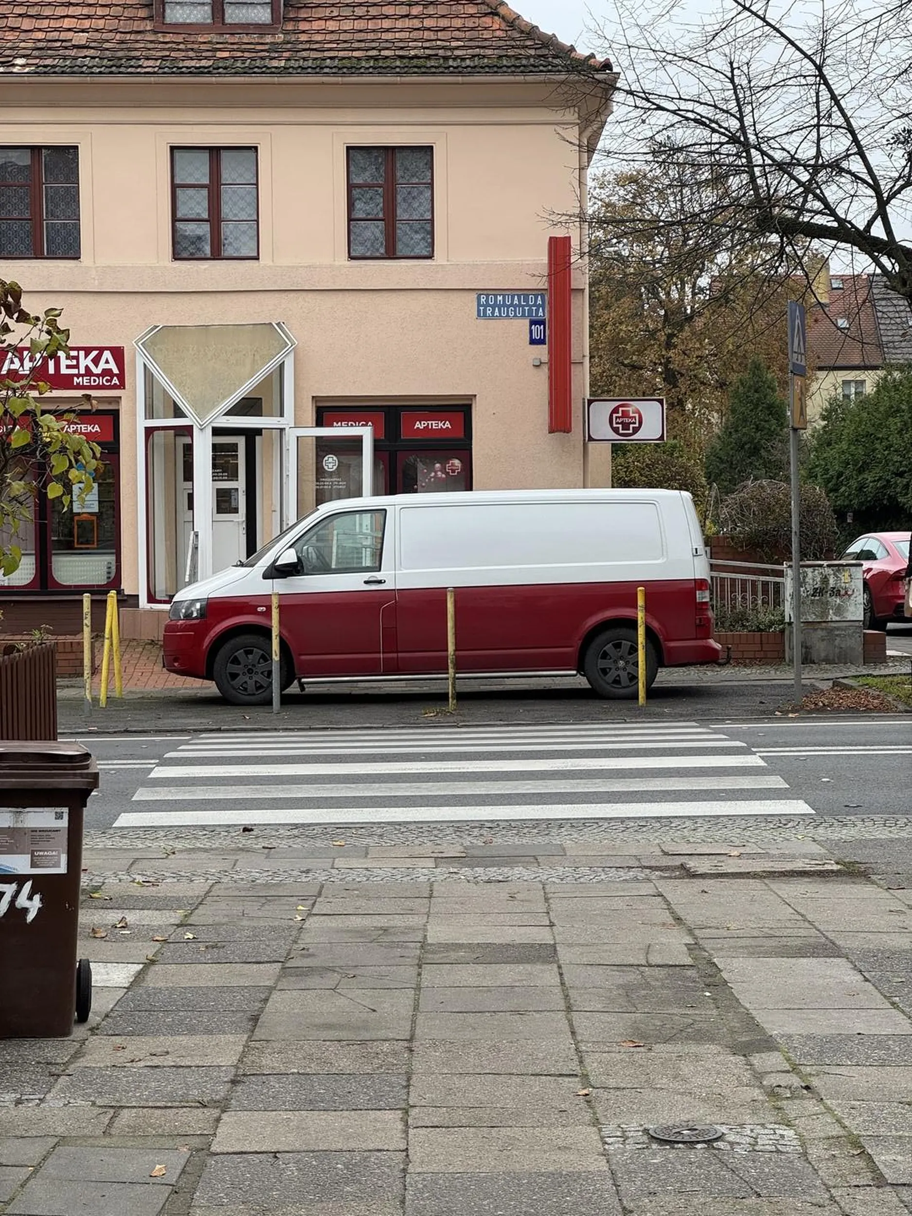 Chodniki to chyba trzeba murem okrążyć skoro słupki nie dają do myślenia