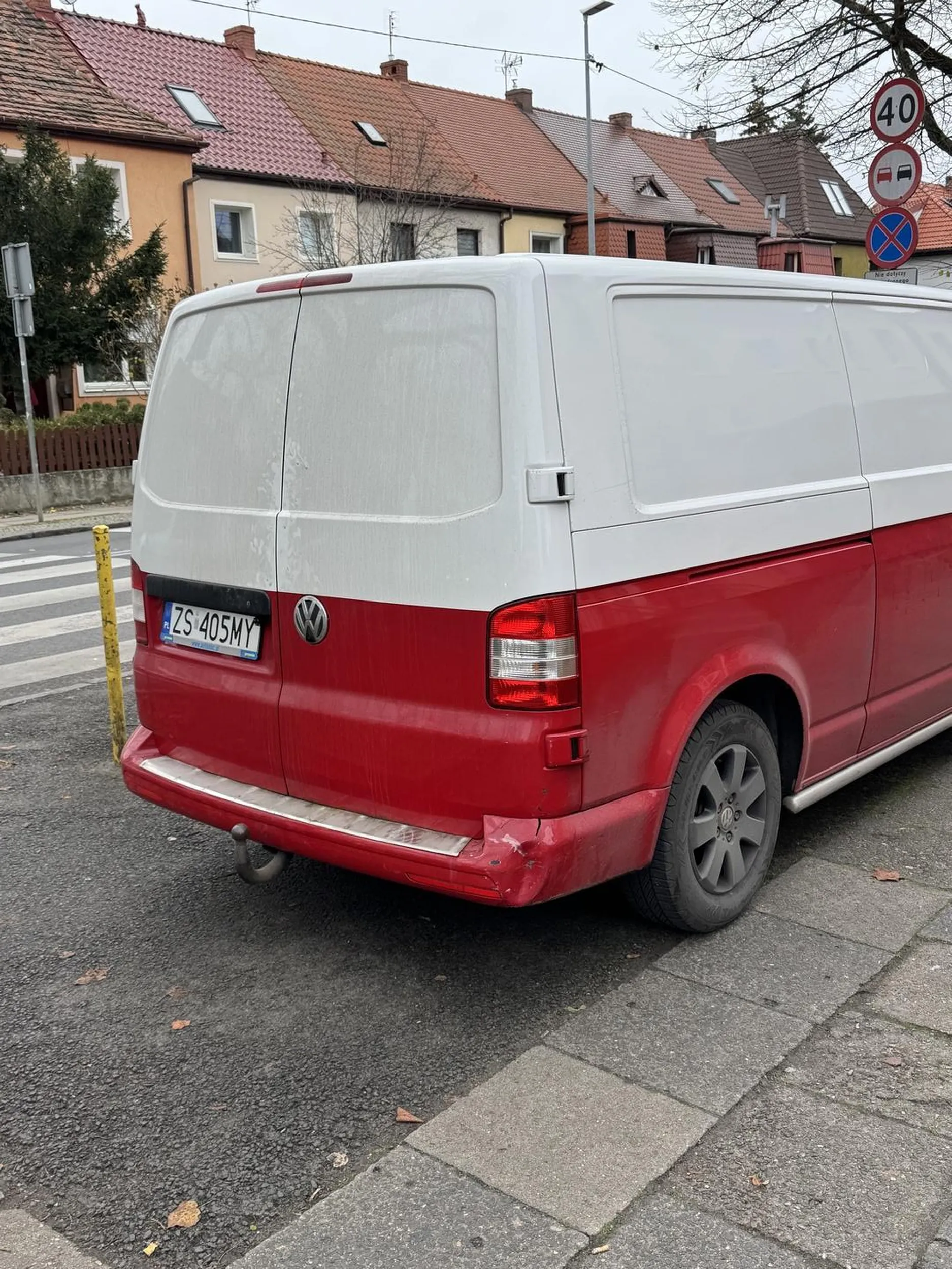 Chodniki to chyba trzeba murem okrążyć skoro słupki nie dają do myślenia