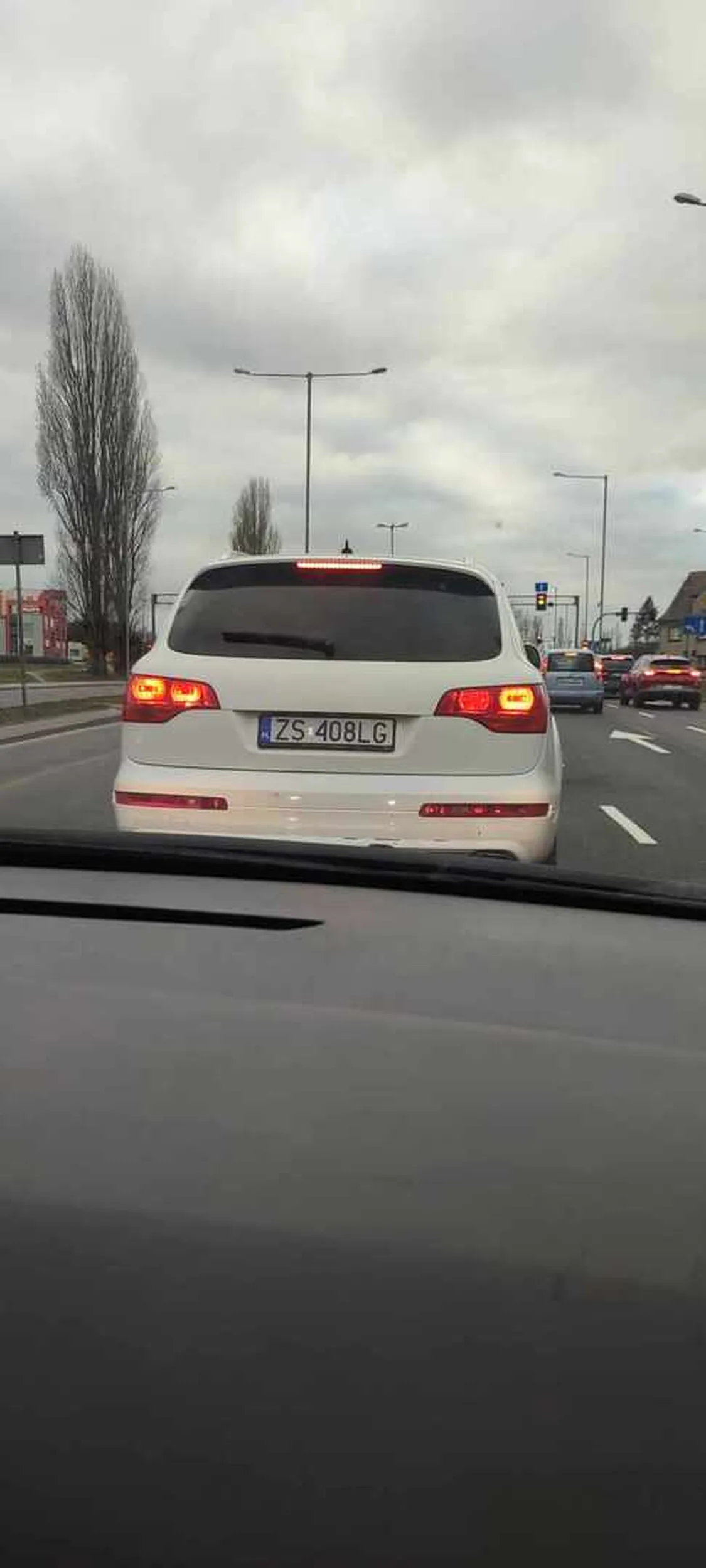 Kierowca tego samochodu uwaza sie za niewiadomo kogo. W sobote kolo godzin popołudniowych na trasie szybkiego ruchu (bylo ograniczenie do 110) podjezdzal po dupe samochodowi ktory wyprzedzal inny samochód z prędkością 140km/h. Pozniej stwierdzil ze wyprzedzi prawym pasem i zacznie hamowac do zatrzymania sie wszystkich pojazdow na lewym pasie. Gosciu ewidentnie wygral prawko w chipsach. Wjezdzajac do centrum Szczecina, wymuszal innym oraz przejezdzal na czerwonym swietle. Wszystko zostalo nagrane przez kamerke oraz wyslane na policje, prosze czekac na wezwanie. wlascicielowi zycze zeby ktos jemu tak zajechal i mial wypadek?