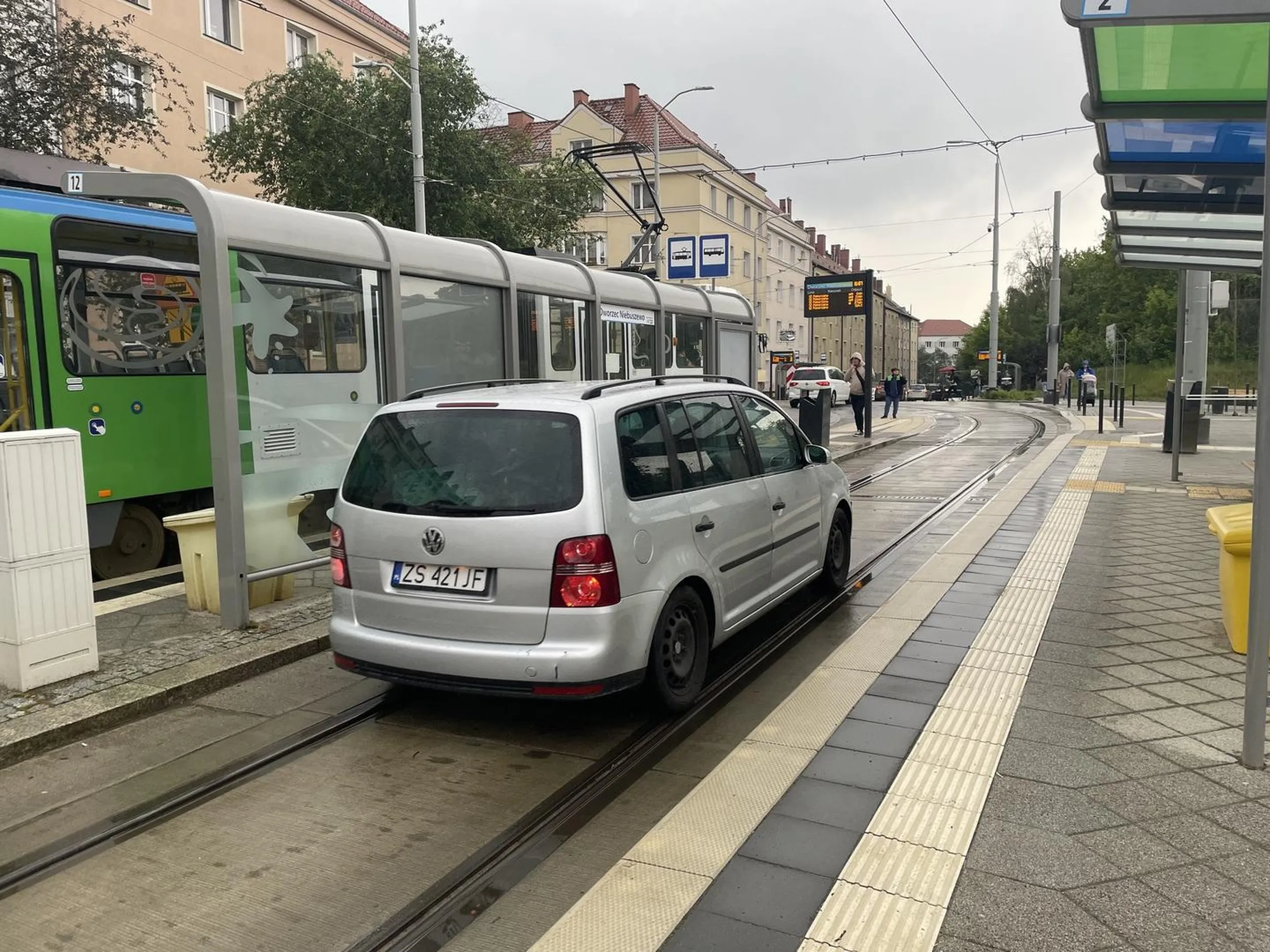 Na chodnik trzeba było wjechać, buraku, bo twoja dupa musiała paczki odebrać. Następnym razem przyłożę tramwajem w tego twojego grata :)
