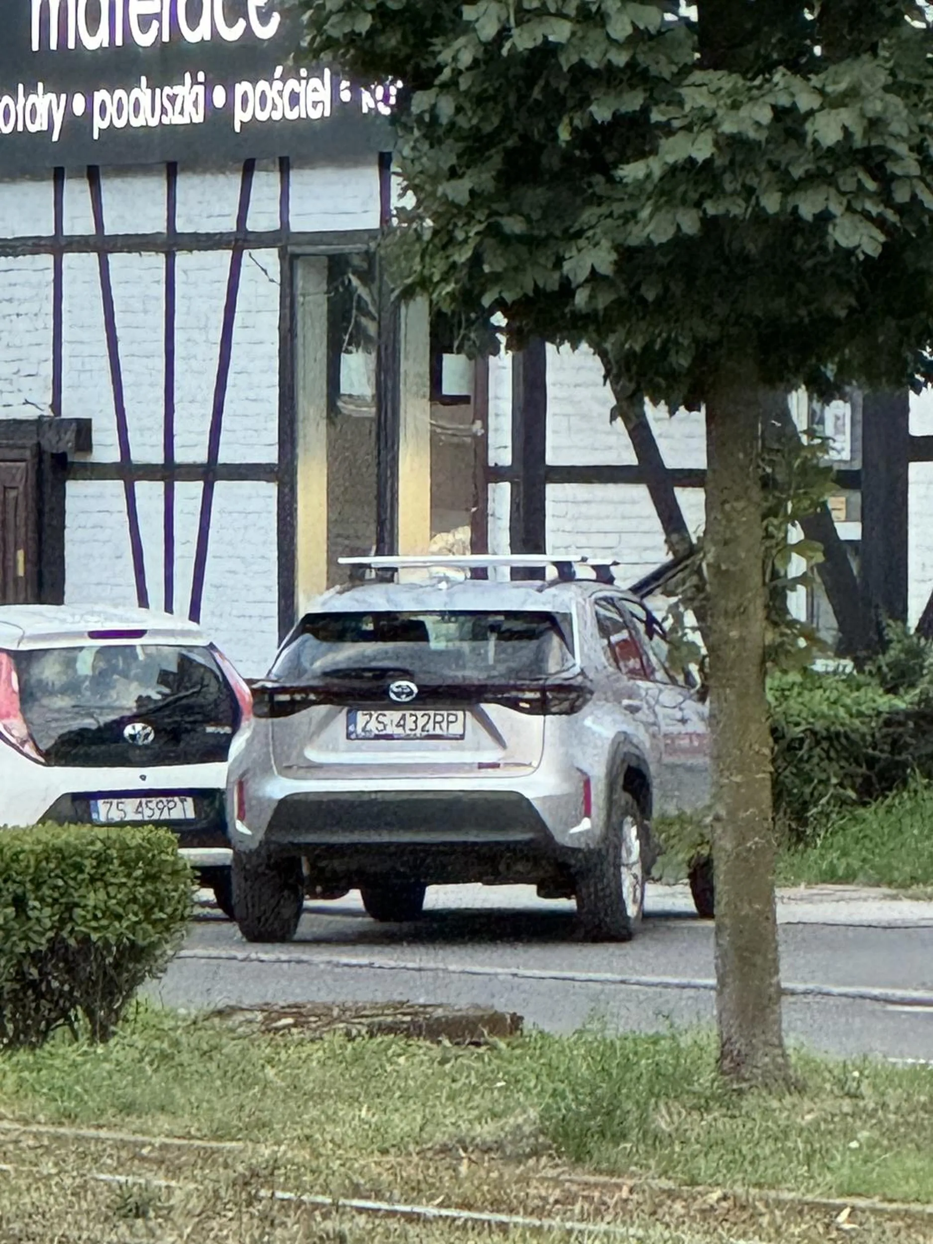 Pani wymusiła pierwszeństwo na rowerzyście. Refleks szachisty lub ślepa. Nie wspominając już że pierwsze co to sprawdzała co się stało z samochodem nie zwracając uwagę na poszkodowanego.