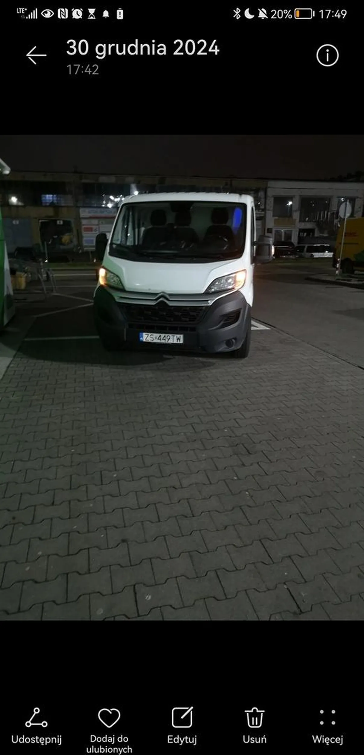 Wyjątkowy cham i burak. Robił zakupy życia w Leroy Merlin i stanął prawie we wejsciu do sklepu, skutecznie blokując wyjazd z dużym wózkiem. Na zwrócona uwagę, żeby odjechał zaczął bluzgać i straszyć. Niech zgadnę budowlaniec?