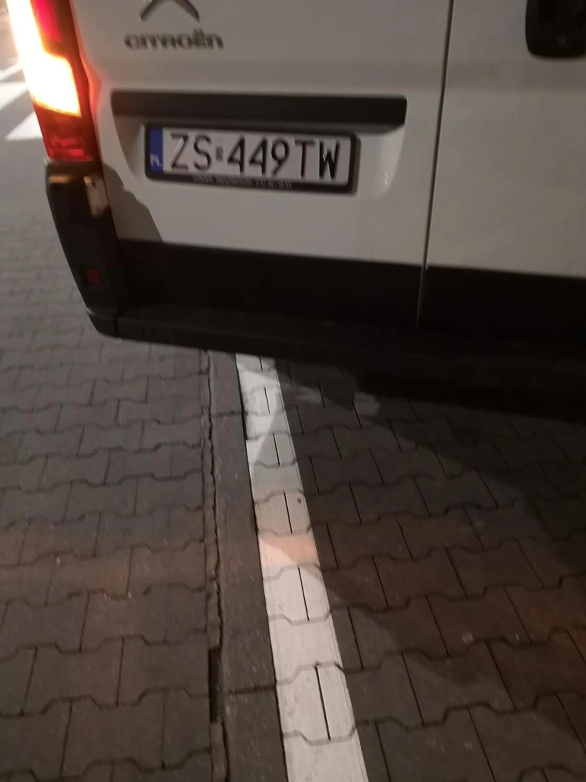 Wyjątkowy cham i burak. Robił zakupy życia w Leroy Merlin i stanął prawie we wejsciu do sklepu, skutecznie blokując wyjazd z dużym wózkiem. Na zwrócona uwagę, żeby odjechał zaczął bluzgać i straszyć. Niech zgadnę budowlaniec?