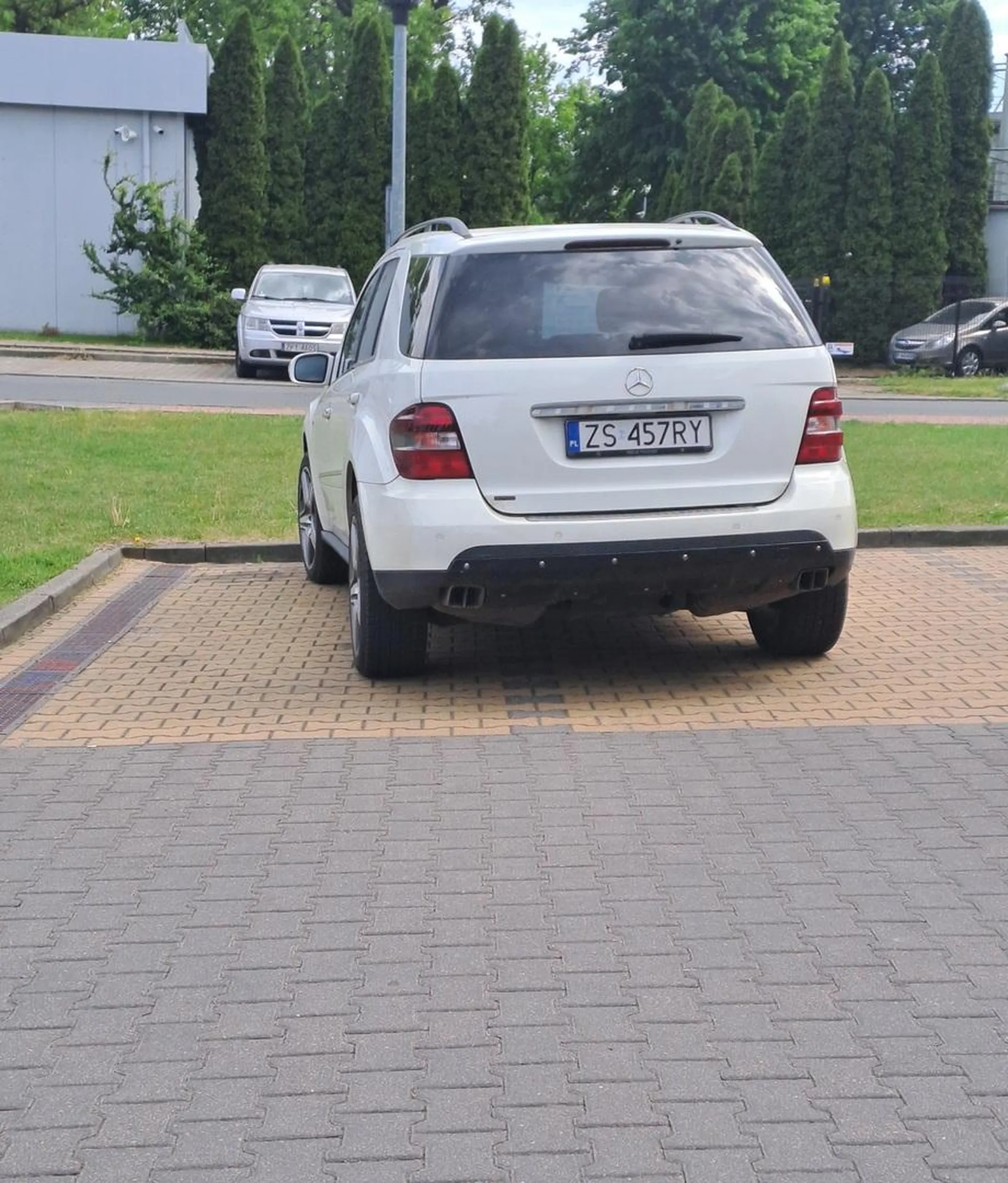 Wpierw chaotycznymi manewrami zablokowała wjazd na parking zatrzymując ruch na przyległej drodze na conajmniej 5 min. Następnie zajęła 2 miejsca parkingowe. Ta pani nie powinna posiadać uprawnień do prowadzenia jakichkolwiek pojazdów po drogach publicznych.