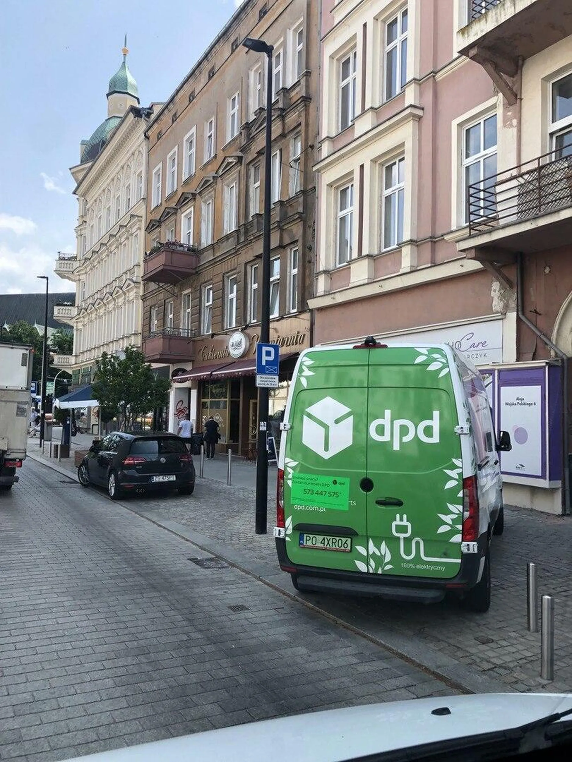 Osobówka zajmuje kopertę dla dostaw, dostawca właśnie jest zmuszony blokować bramę wjazdową, a straż miejska ma to gdzieś... Klasyczna sytuacja dla Szczecina