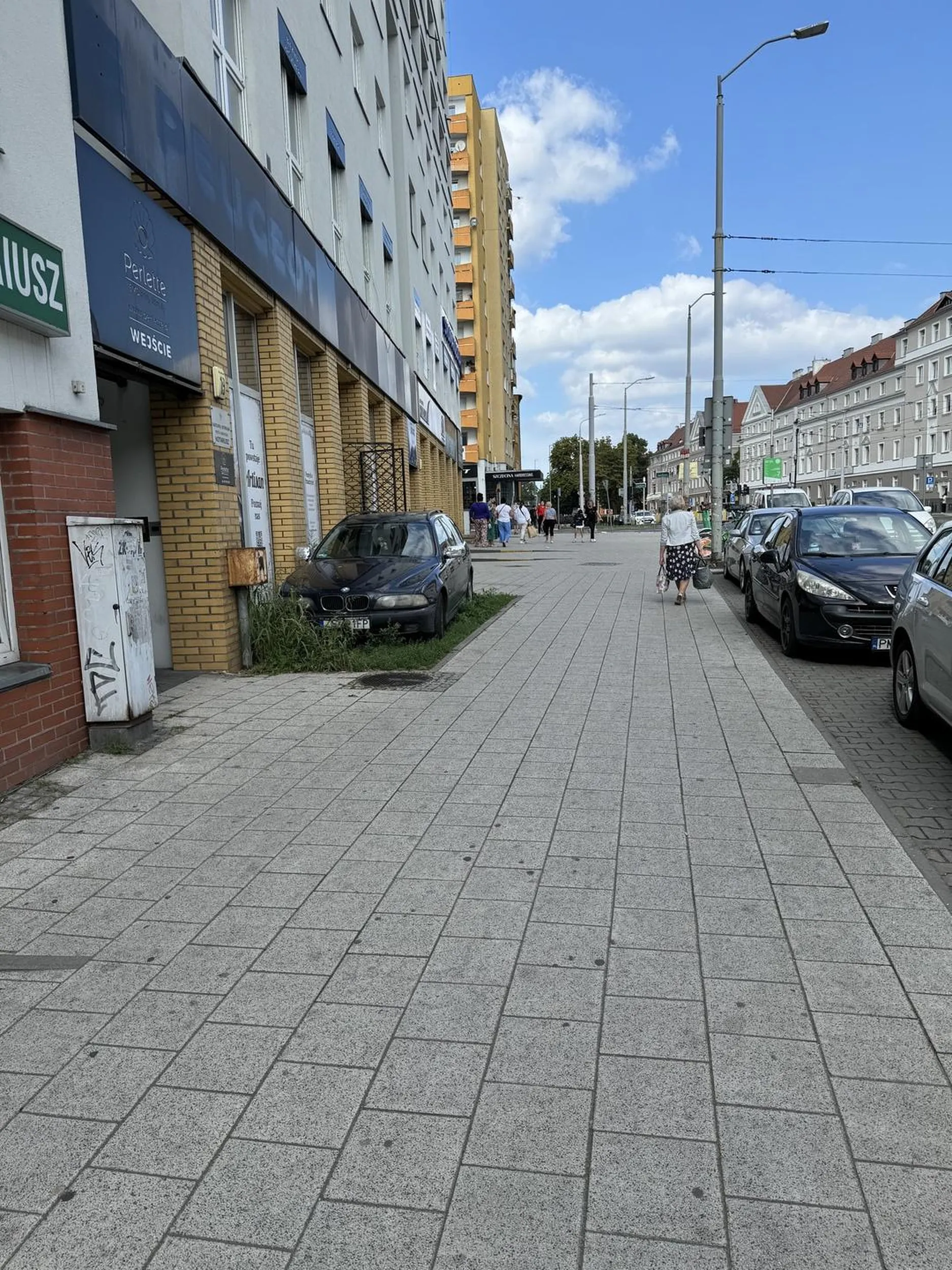 Jeździ po chodnik, nieprawidłowo parkuje, rozjeżdża zielień