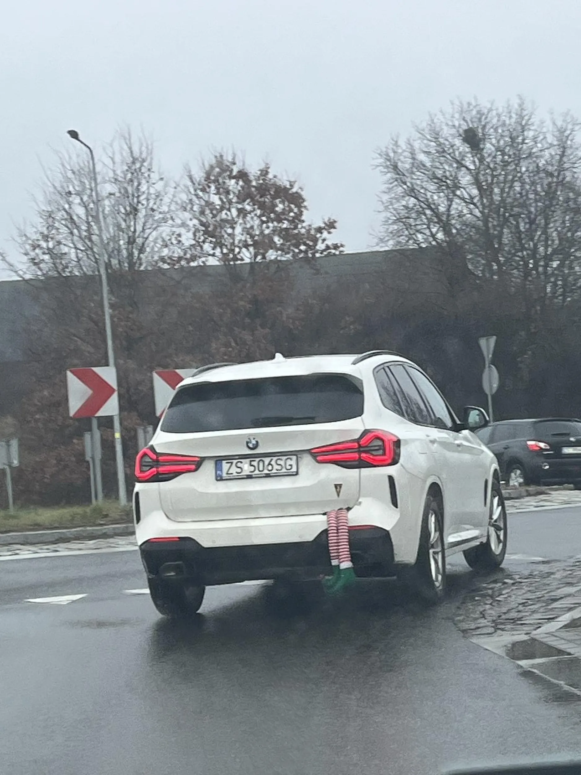 kierowca co zamknął elfa w bagażniku i nie chce wypuścić ? ps. wesołych świąt ☺️