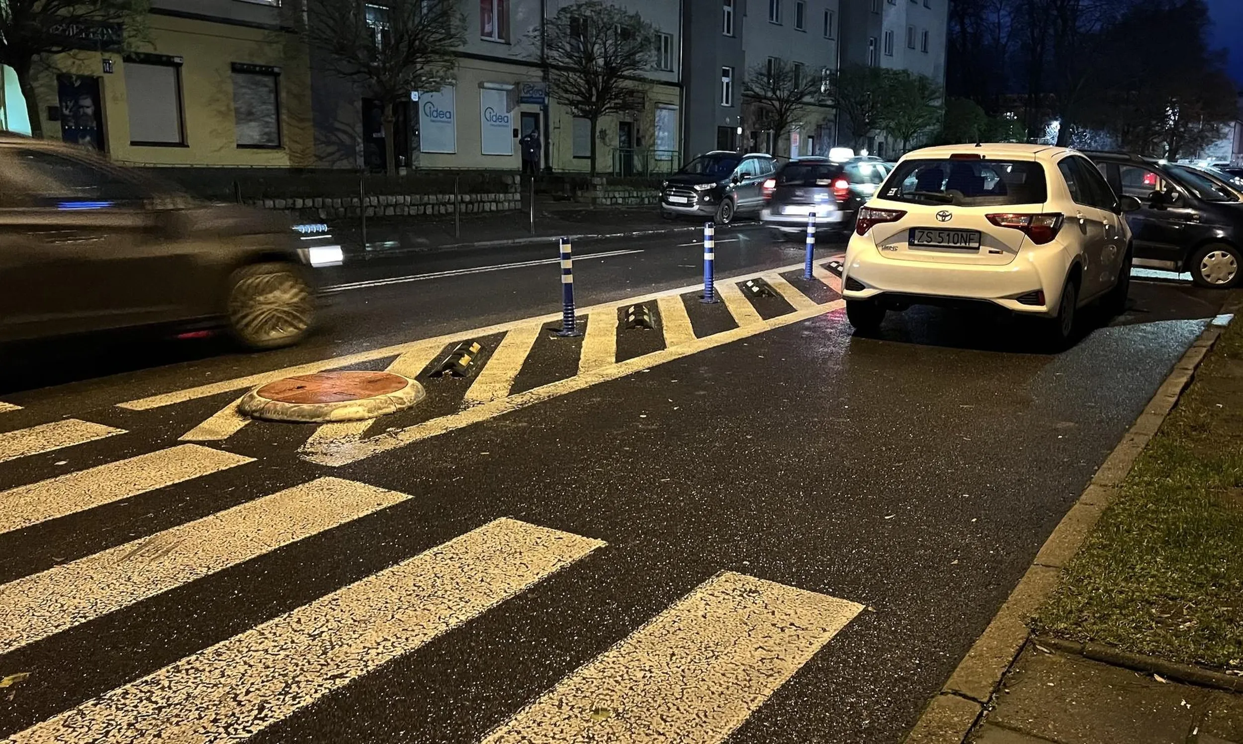 Jak ja się tu teleportowałem? bo na pewno nie jechałem wzdłuż po przejściu dla pieszych.