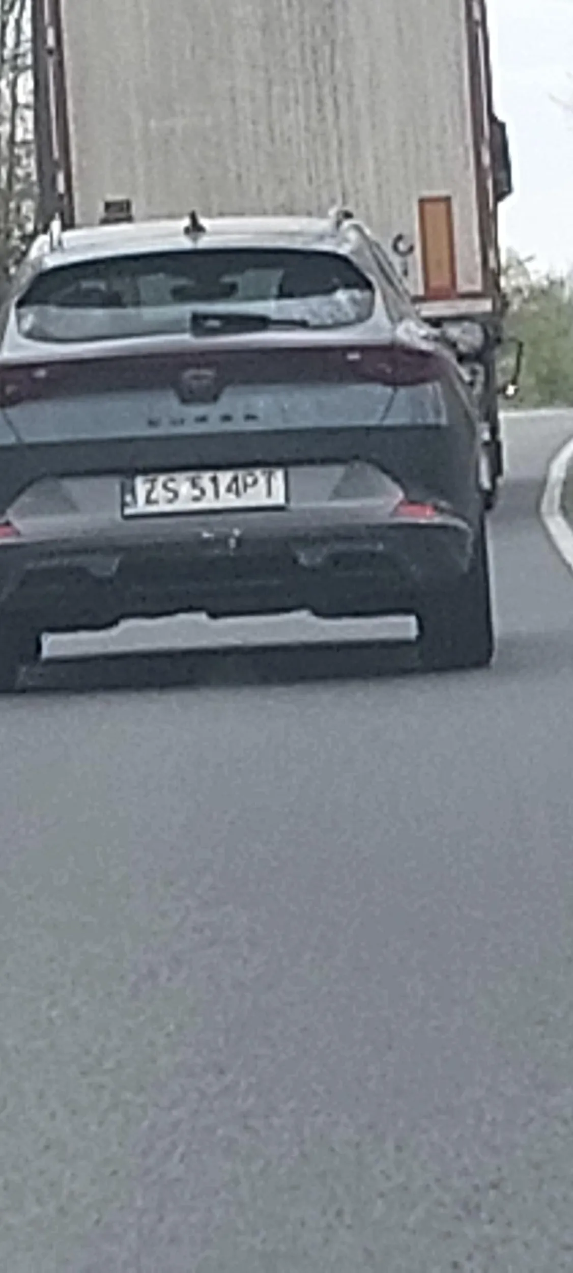 Kierowca wyprzedza na trzeciego na podwójnej ciągłej.