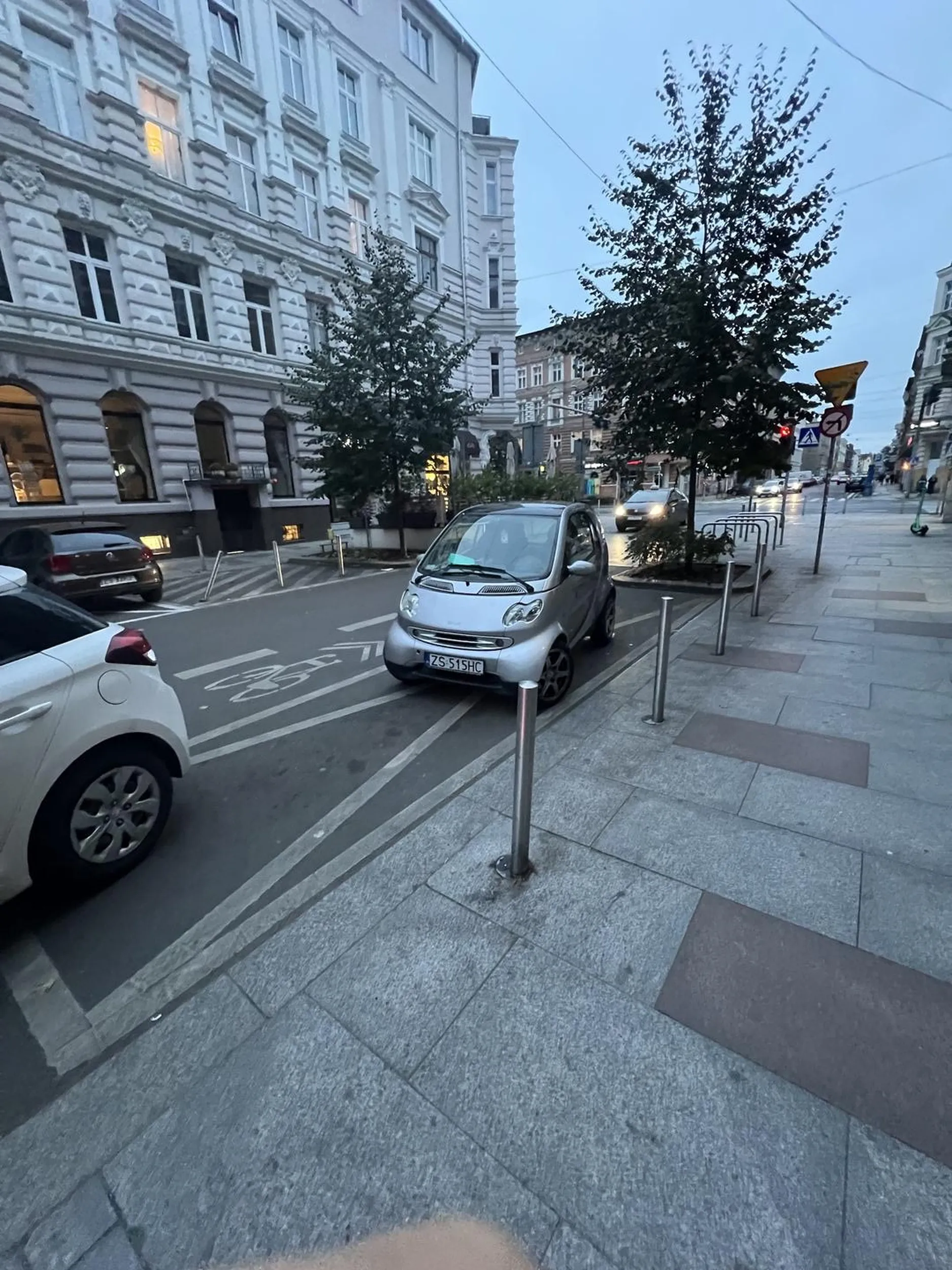 Pani ze smarta zajmuje koperte na ktorej zmiescilyby sie dwa dostawczaki?