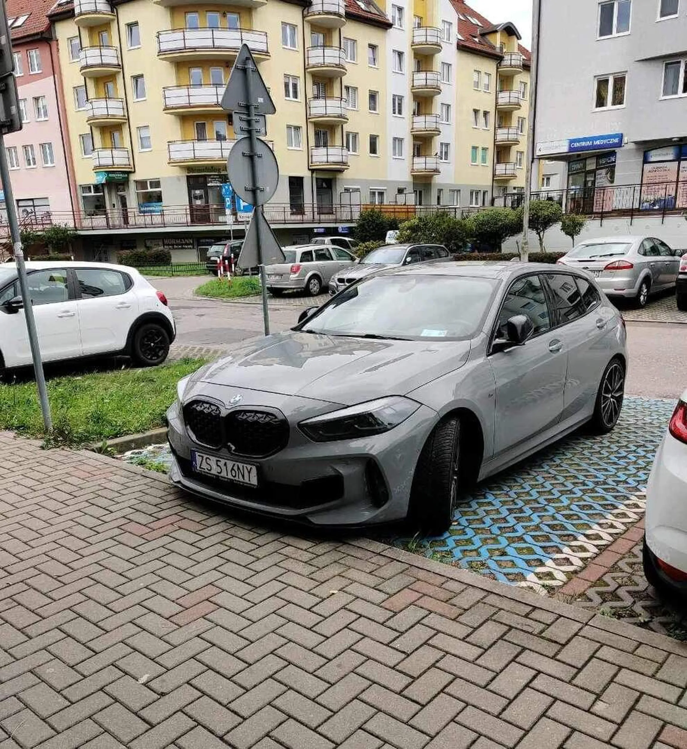 Jakiś kurwiowaty małolat staje na miejscach dla niepełnosprawnych z fałszywą kartką za szybą ( wsadzona tak, że żadnych numerów nie widać na niej). Może i jest to inwalida umysłowy, na takiego bynajmniej wygląda, lecz nie upoważnia go to do łamania przepisów ruchu drogowego