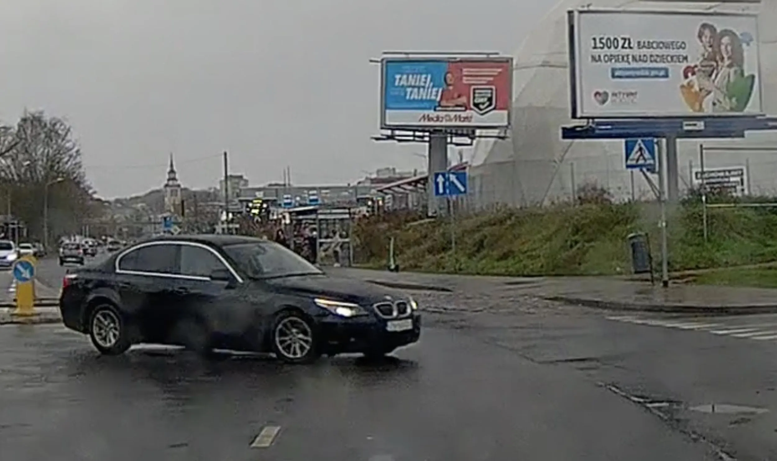 Kto pierwszy ten lepszy (wymuszanie pierwszeństwa) oraz pełna kultura (pozdrowienia środkowym palcem).