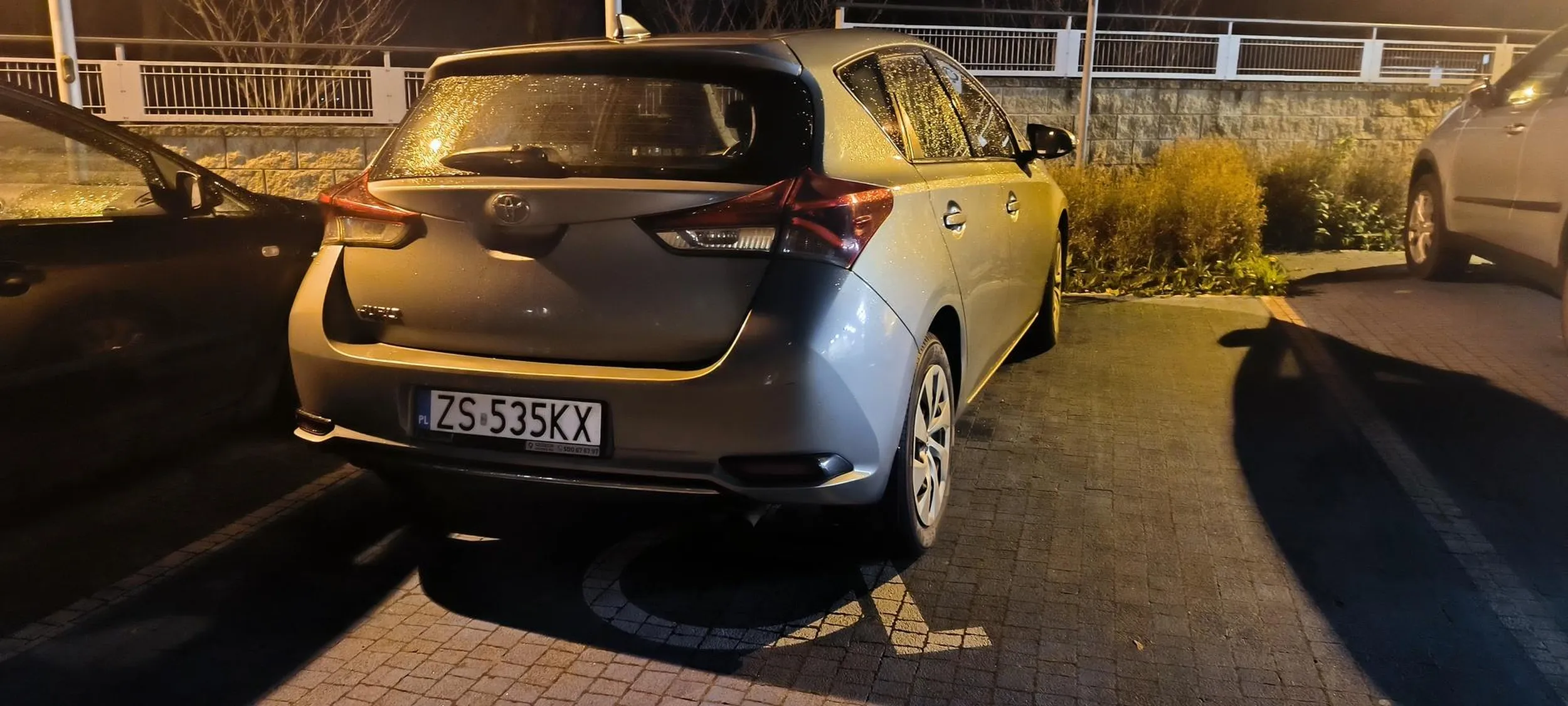 Zwykły śmieć ludzki parkujący swój rydwan na miejscu dla osoby niepełnosprawnej