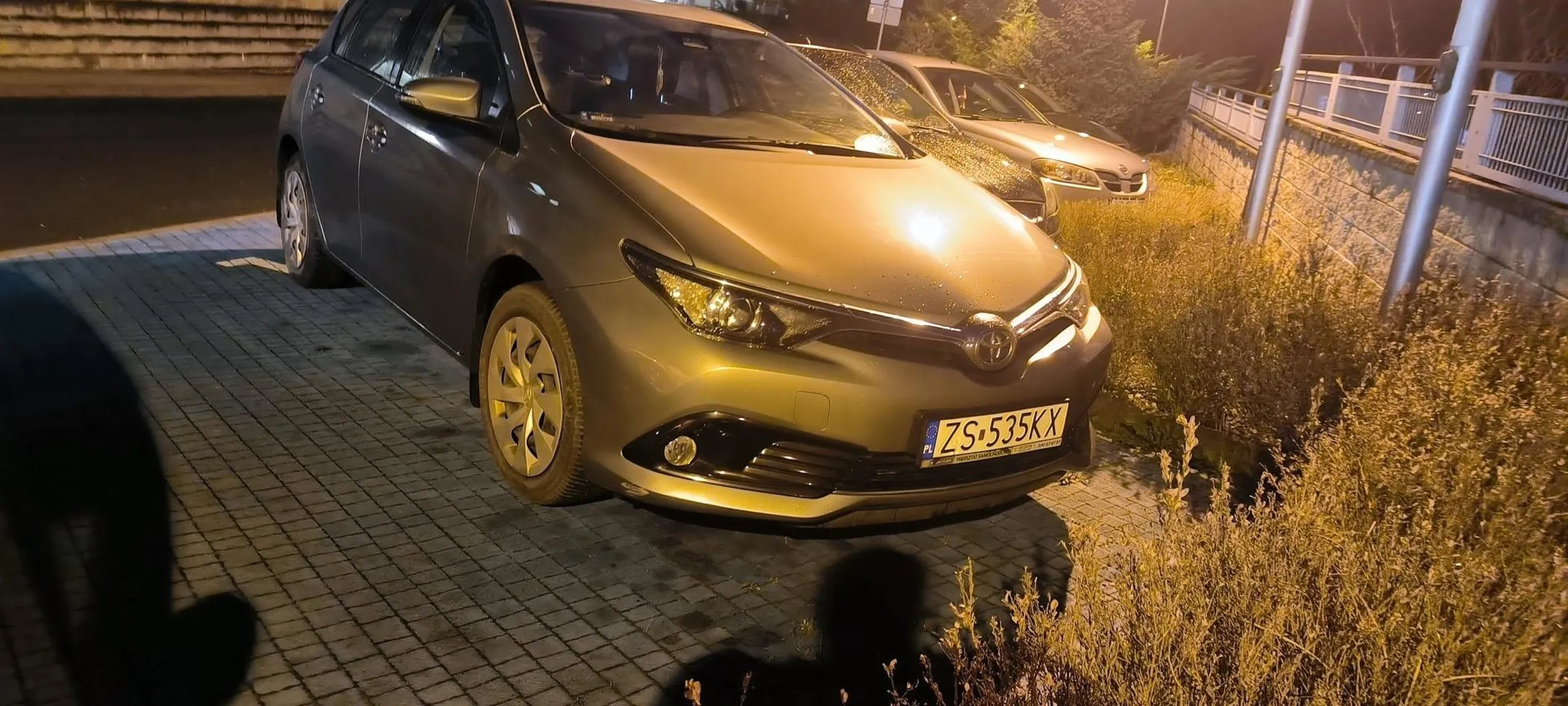 Zwykły śmieć ludzki parkujący swój rydwan na miejscu dla osoby niepełnosprawnej