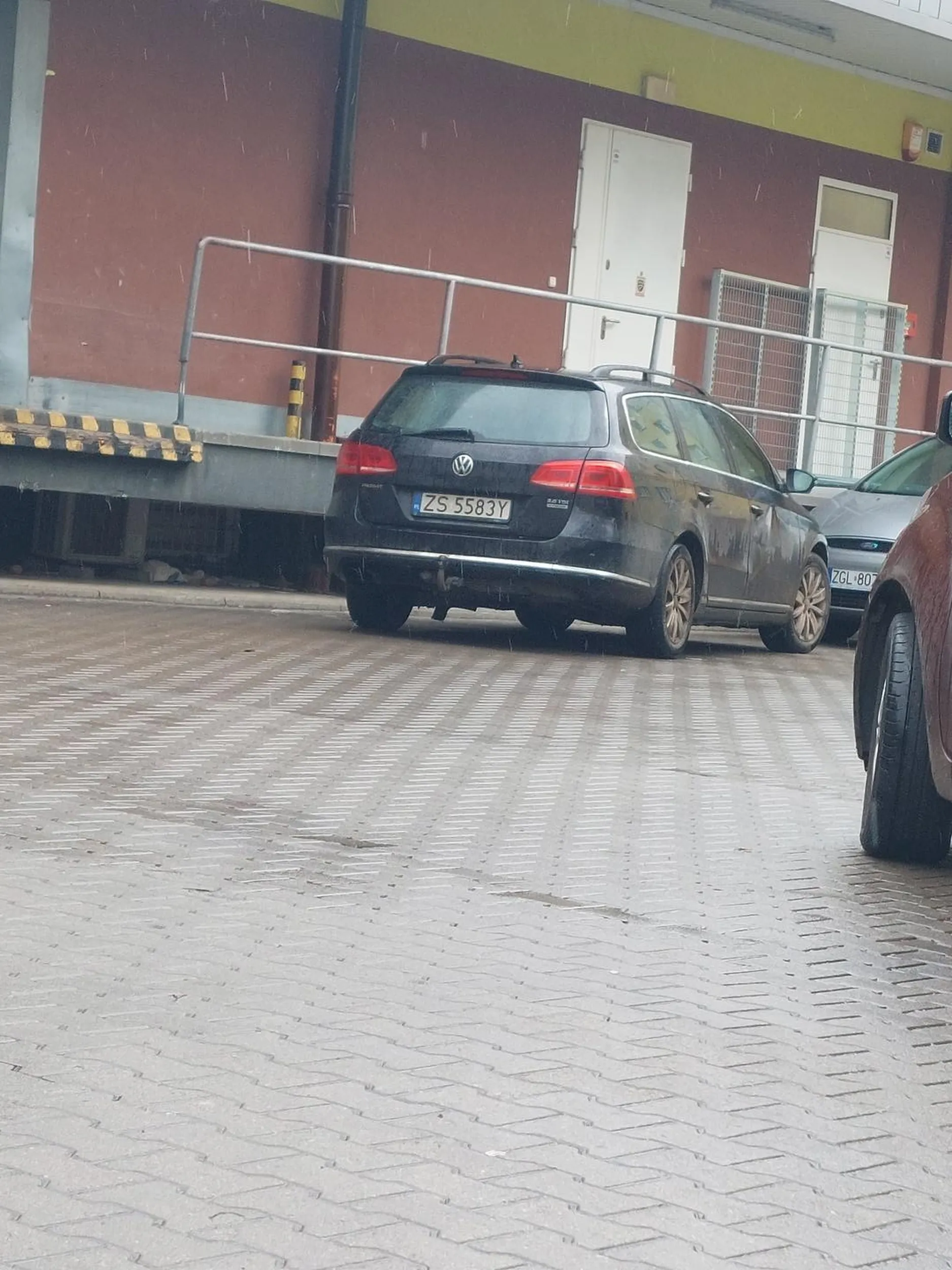 Facet jeździ, jakby po raz pierwszy prowadził samochód.