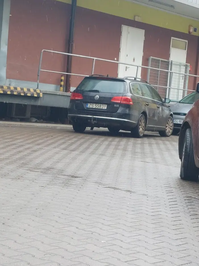 Facet jeździ, jakby po raz pierwszy prowadził samochód.