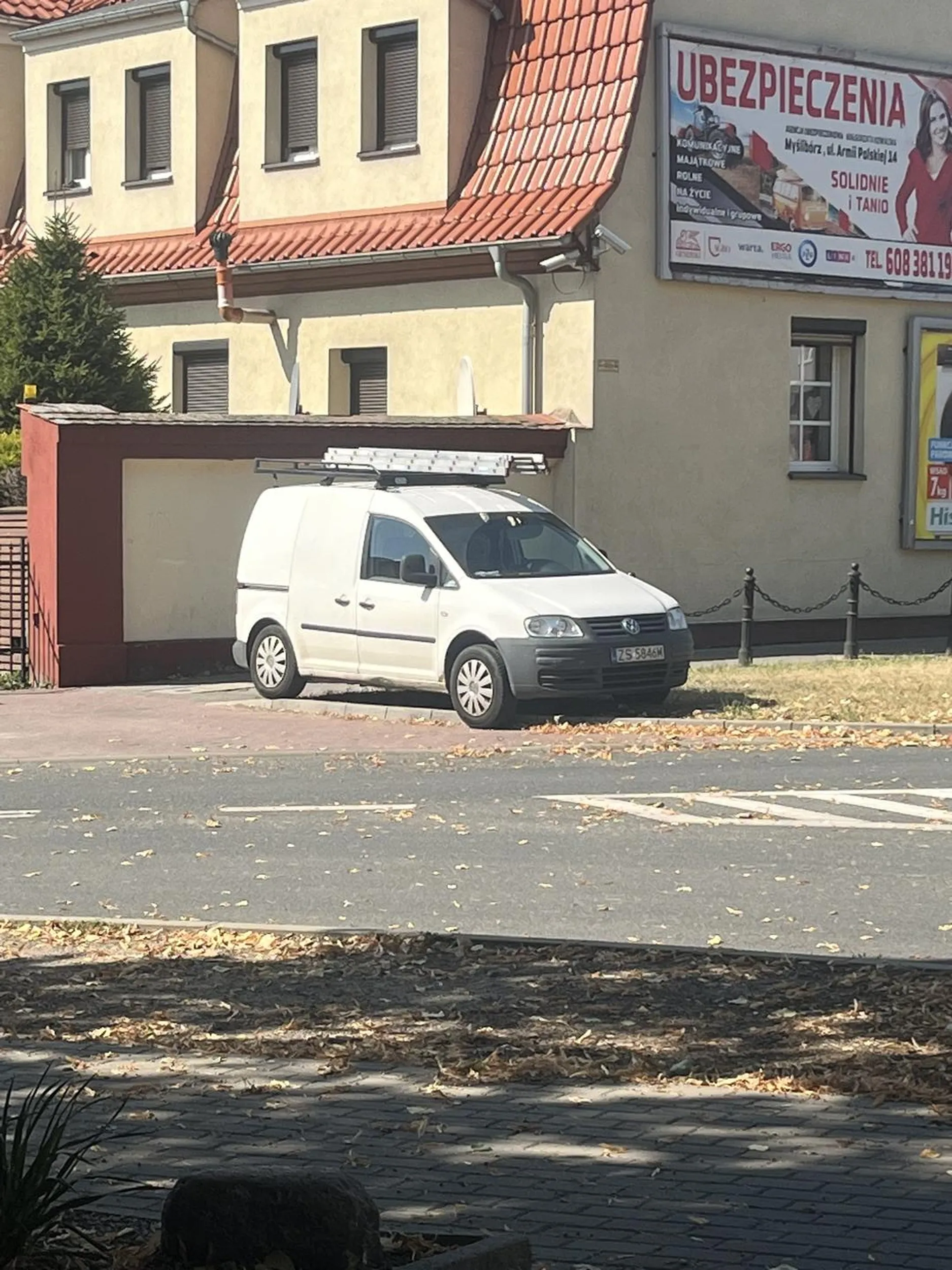 Uważajcie na niego niebezpieczny szkodnik, wjechał na trawnik i prawie potrącił starsza panią