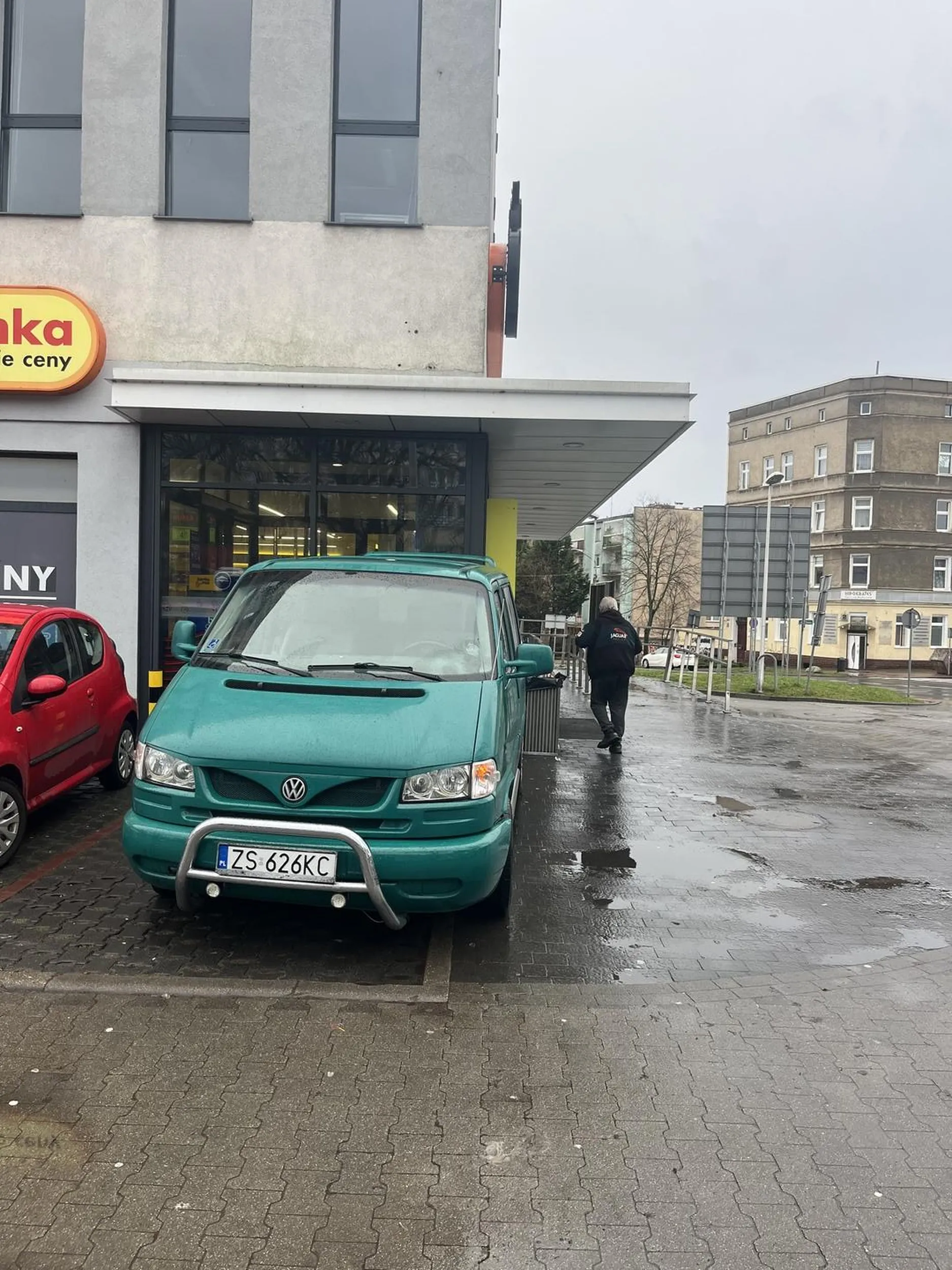 Pierodlony buc co jeździ po chodniku i taranuje pieszych(mnie). Stanąłem przed nim aby powiedzieć mu że jedzie po chodniku a on bez żadnej refleksji zaczal napierać i przesuwać mnie razem z samochodem. Uważać na niego