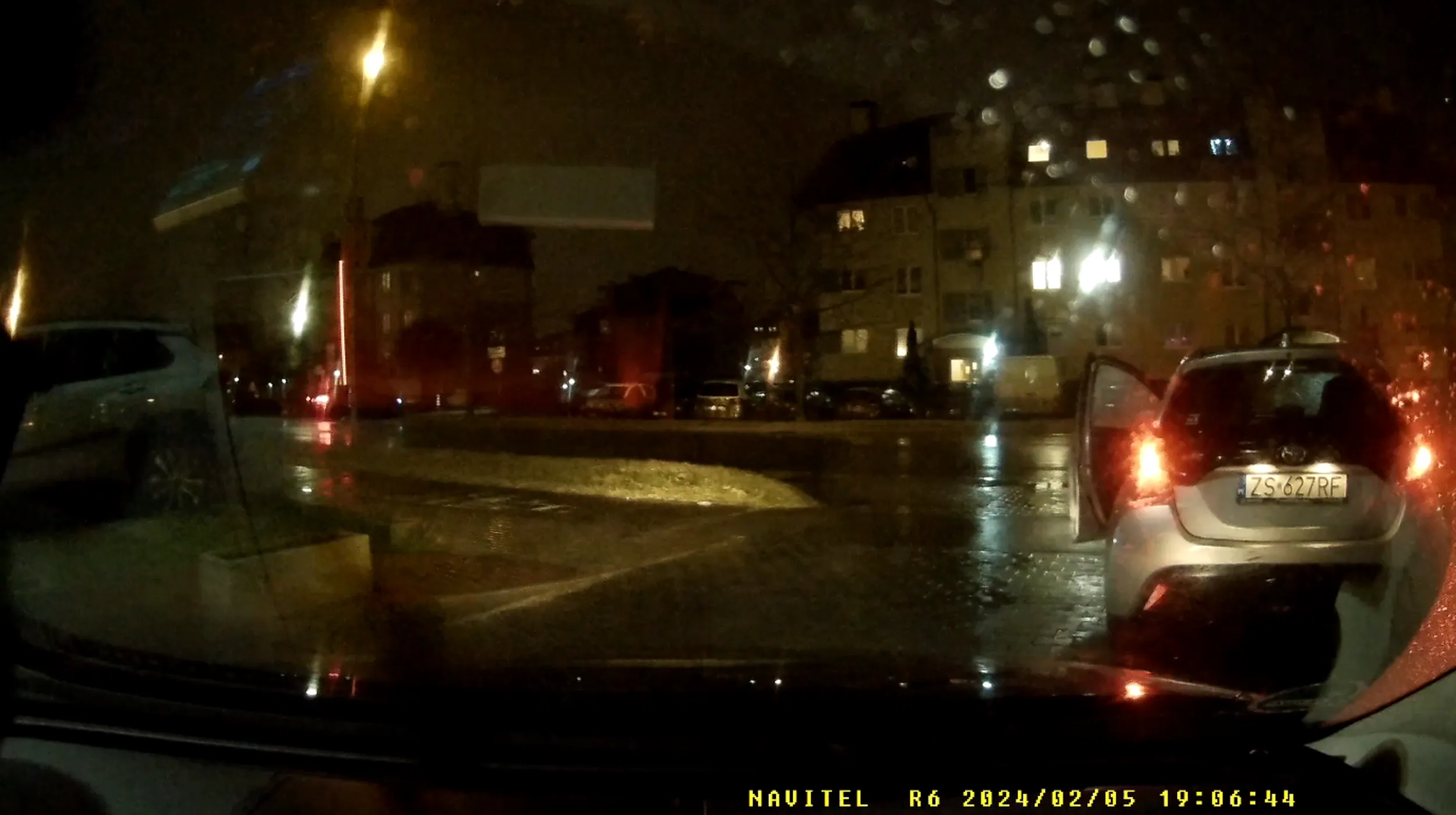 Stary dziad zatrzymuje się na środku wyjazdu z osiedla bo musi pójść na pocztę. Za zwrócenie uwagi pieni się i czerwienieje ze złości!