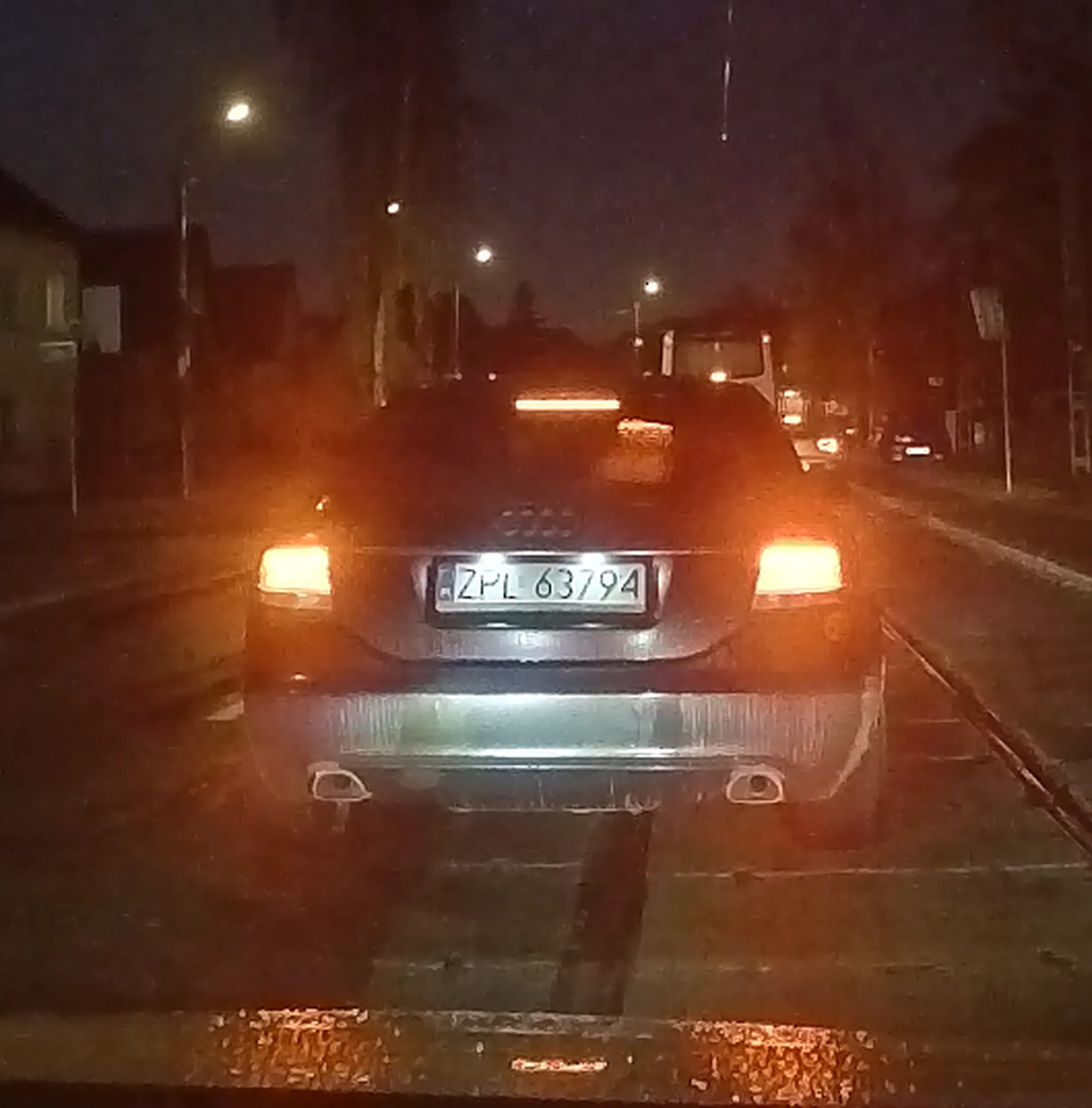 Zmień żarówki w światłach STOP, bo obecne wypalają oczy. Fajne są żarówki LED, ale powinny być montowane żarówki, które spełniają homologację...