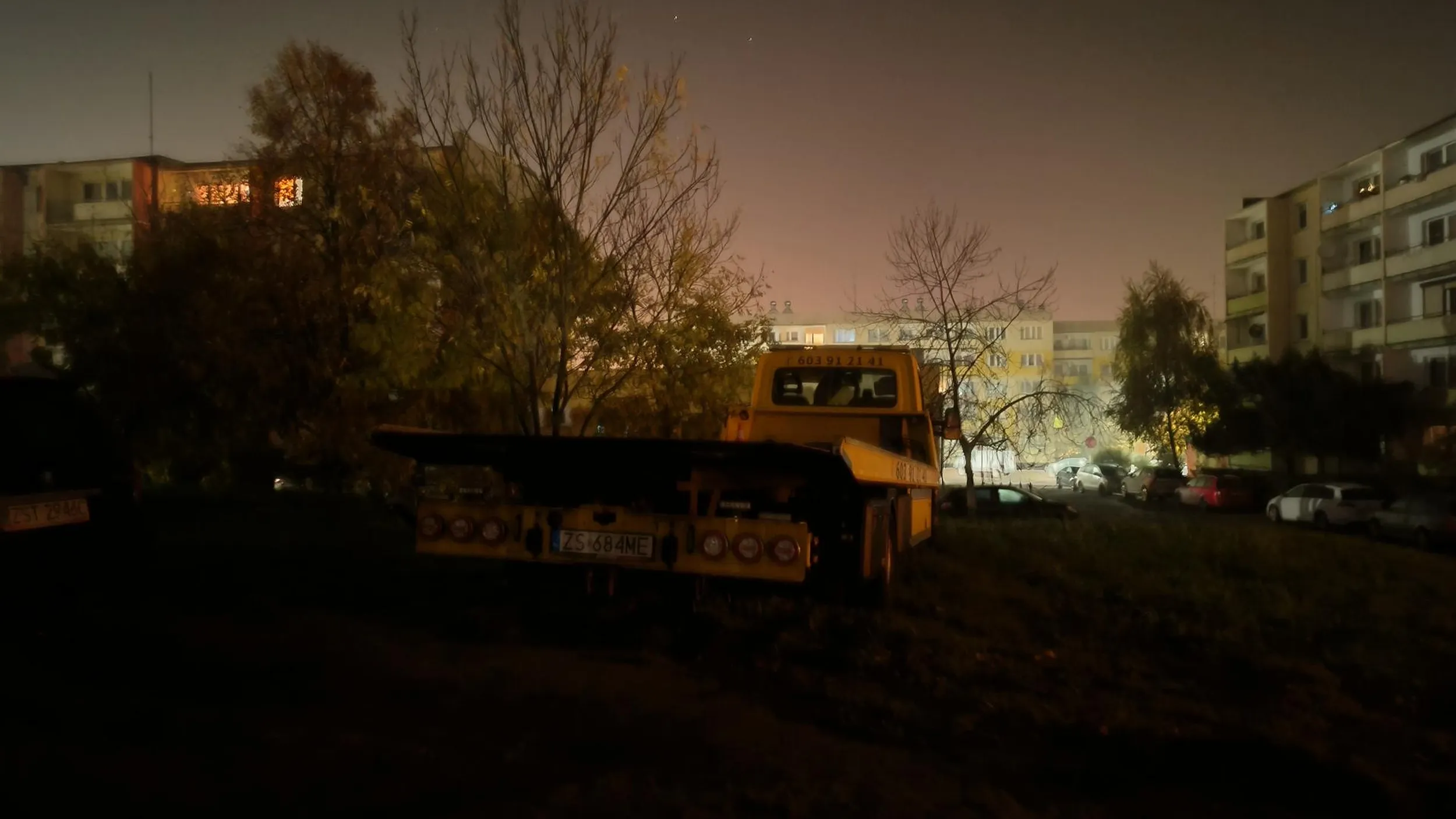 TeleHol biedna firma bez placu do zaparkowania pojazdów. Muszą parkować po trawnikach na osiedlach.