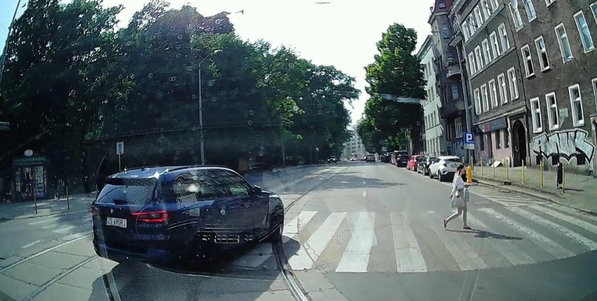 Niecierpliwy gość wjechał pod prąd, gdy na pasach jeszcze była piesza, której grzecznie udzieliłem pierwszeństwa... Chyba się zesrał aż tak się spieszył