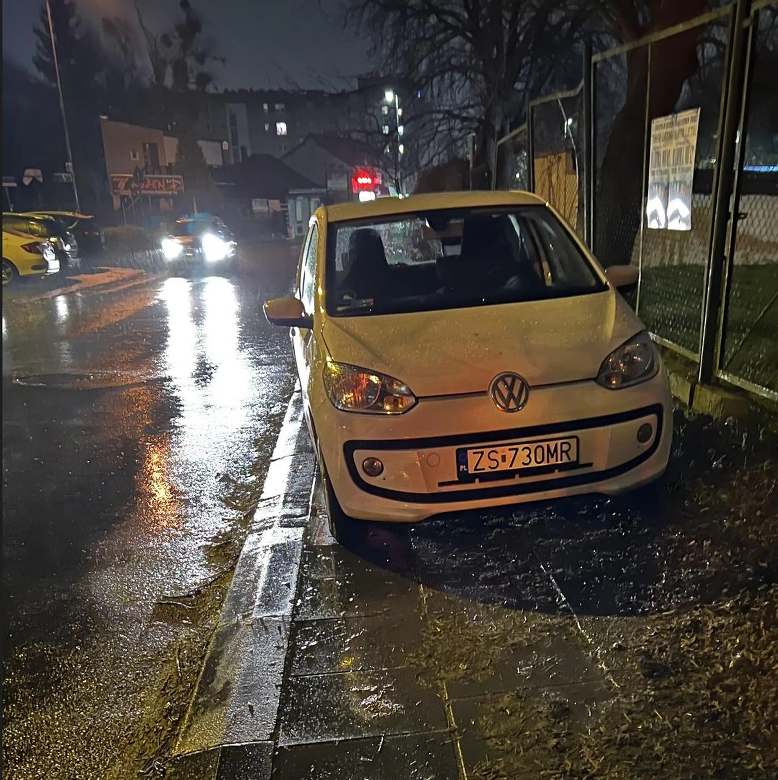 Gdzie się pchasz z tym wózkiem kobieto, nie widzisz że jest ciemno, pada, zabieraj się z tymi dzieciakami na ulicę a nie po moim parkingu chodzisz!