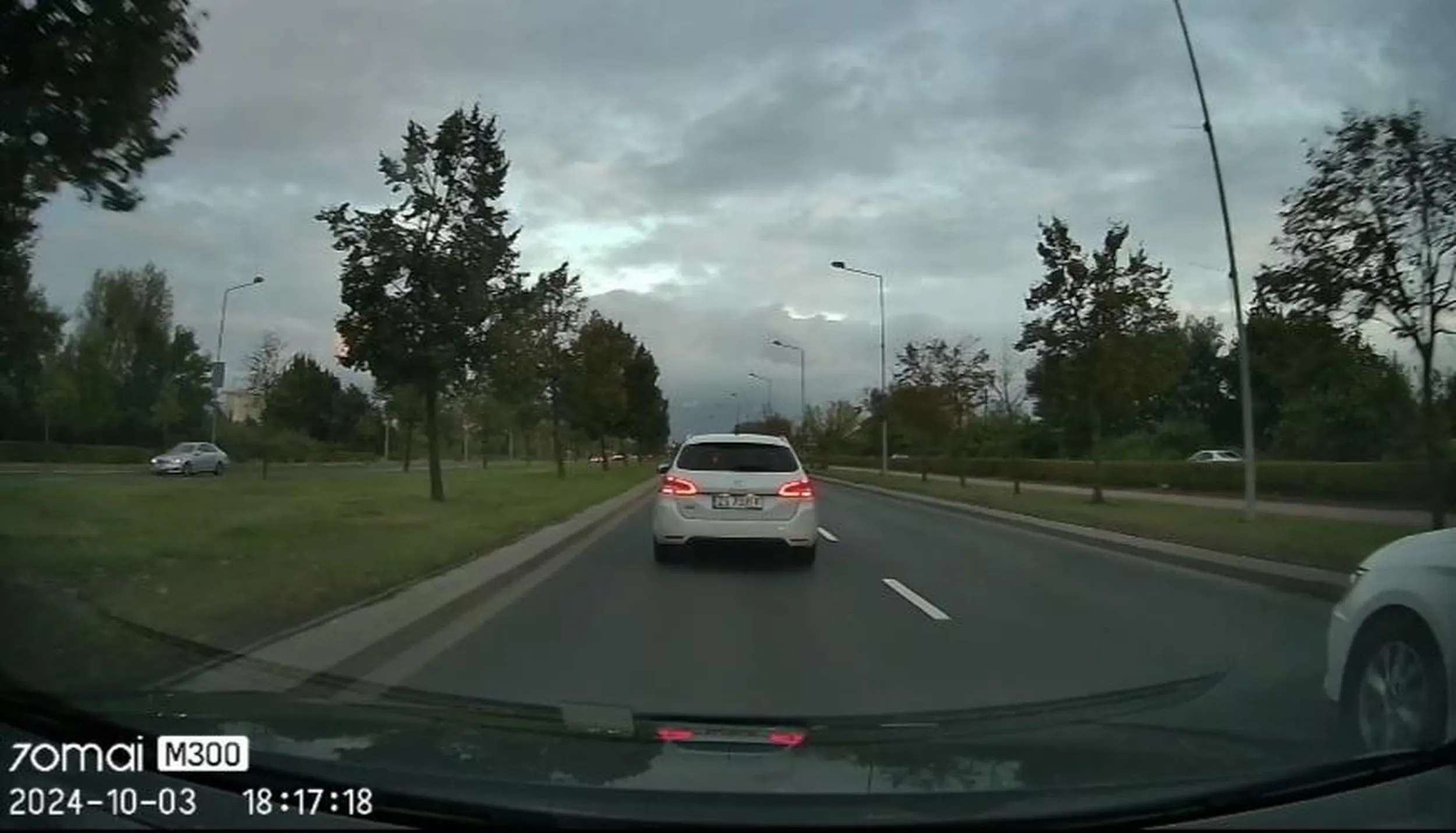 Szeryf lewego pasa mysli ze jezdzi super swietnie a jezdzi jak ostatni kretyn, na światłach wylewa swoje żale ze siedze mu na zderzaku i straszy zgloszeniem na policje (siedzenie na zderzaku w załączniku) dodatkowo kolega jest diagnosta i stwierdza ze moje przednie światła nie sa dopuszczone do ruchu i straszy zgloszeniem na policje w celu zabrania mi dowodu rejestracyjnego. w skrocie kretyn i burak