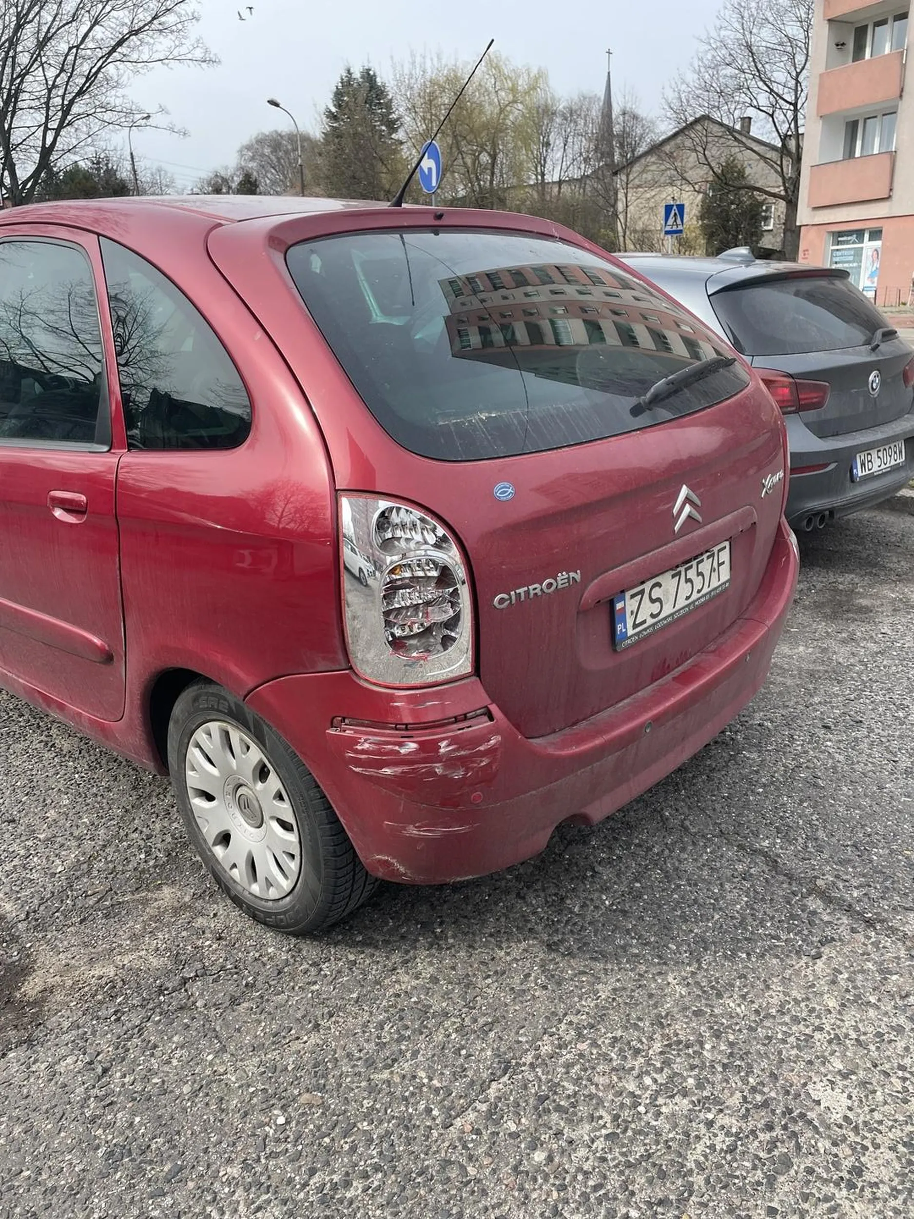 Wjebal sie w zaparkowane auto cofając…