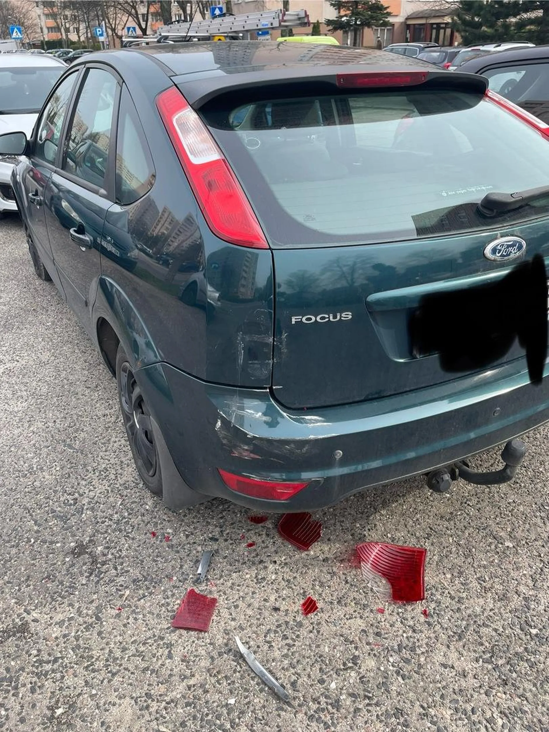 Wjebal sie w zaparkowane auto cofając…