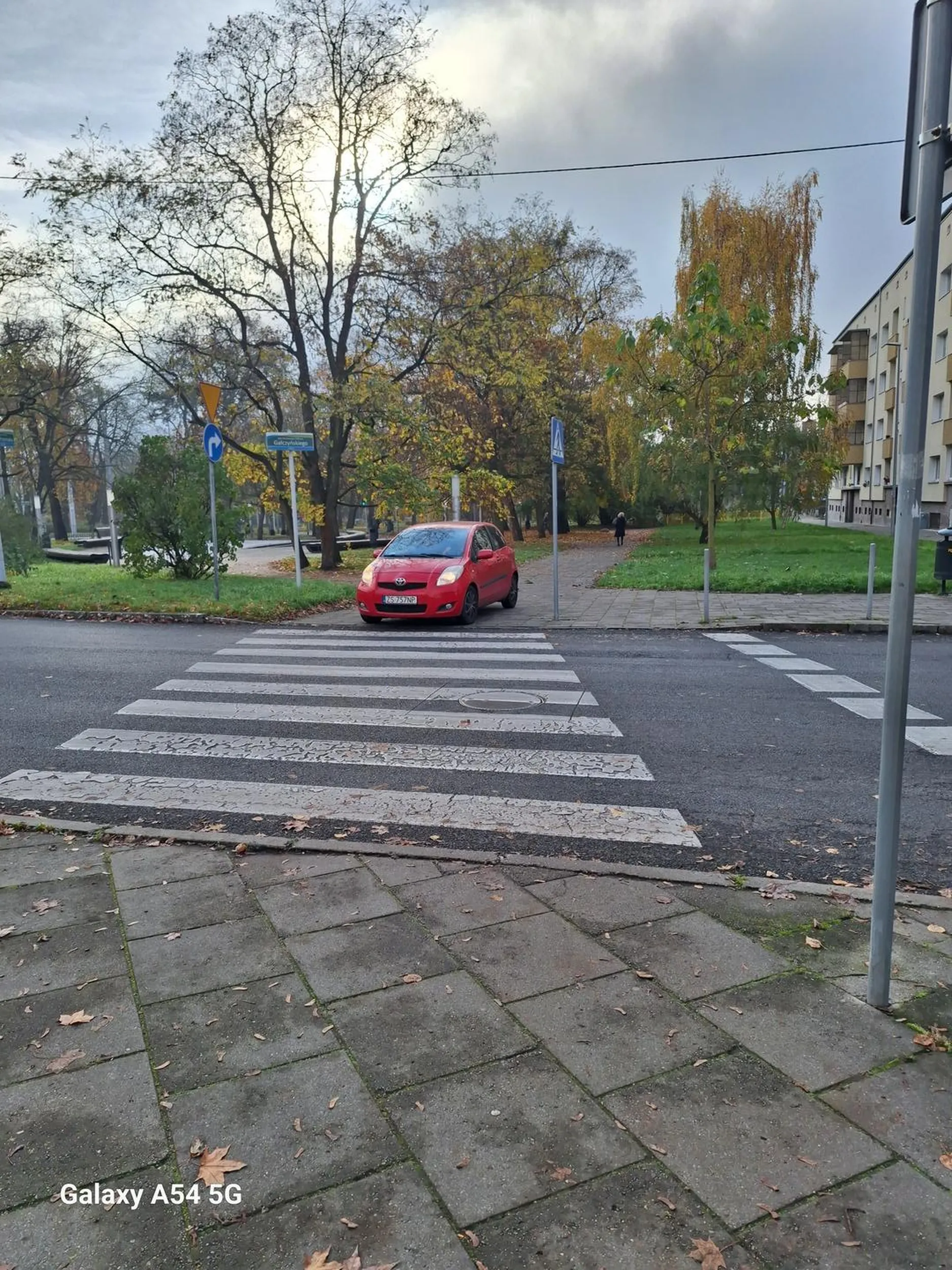 Proszę zapoznać się czy można wjeżdżać na skwer przy Gorkiego w Szczecinie. Bo wydaje mi się że nie. Zamiast wycofać tam gdzie można objechała pani cały skwer !!!!
