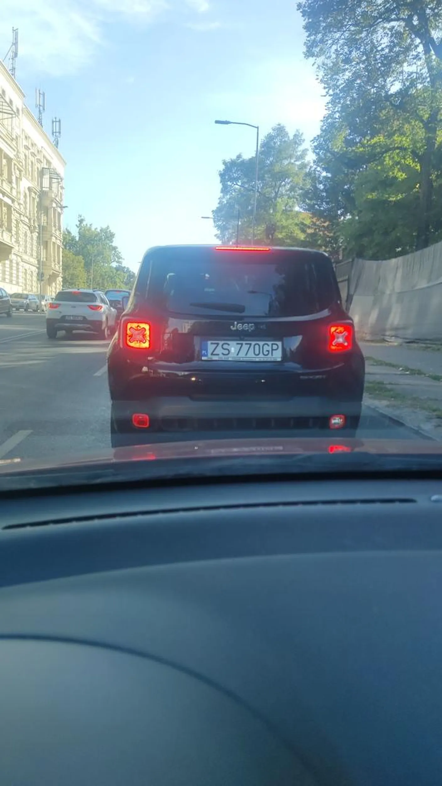 Pan/i niech się cofnie do szkoły jazdy... Zajechał drogę tak że musiałam na chodnik zjechać żeby nie doprowadzić do wypadku, ani żadnego przepraszam ani pocałuj w dupe.