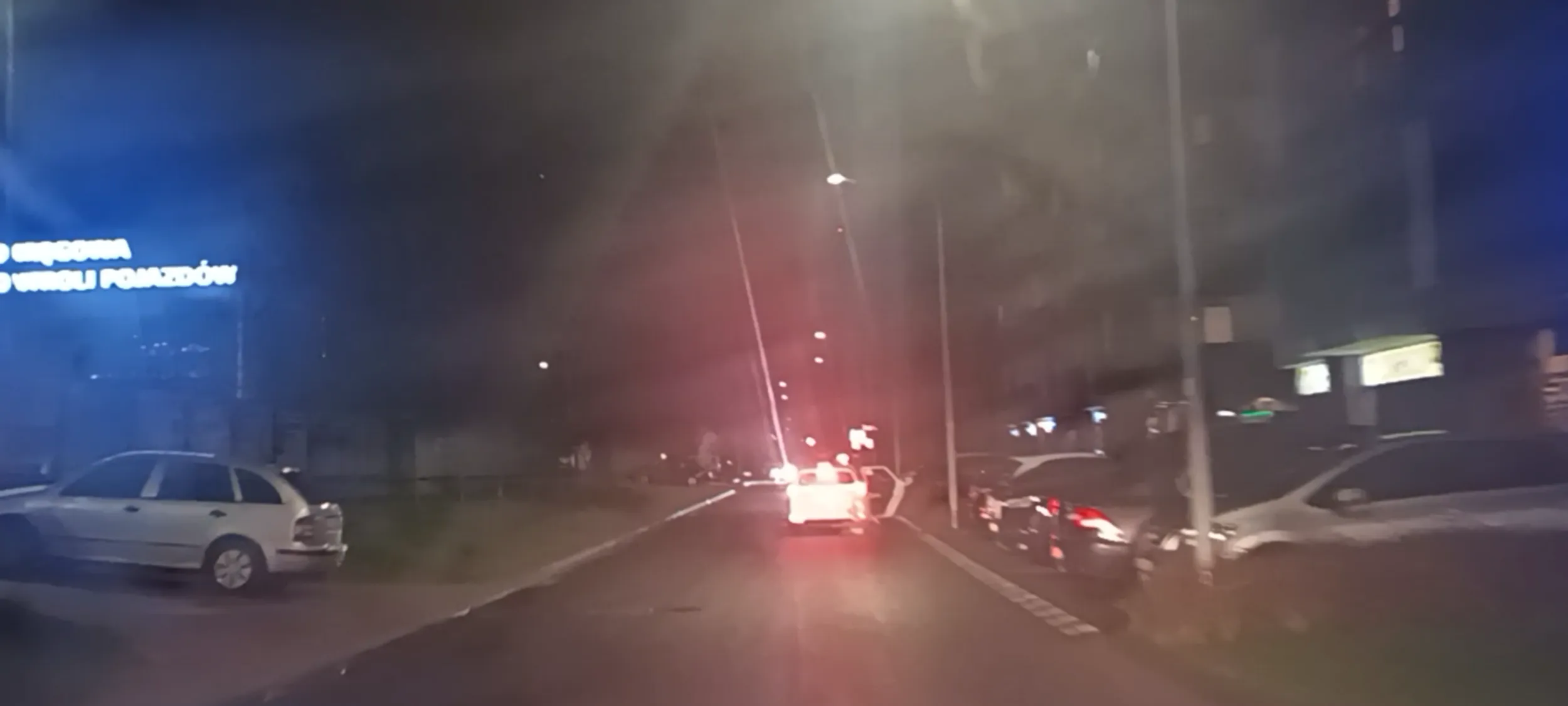 Parkuje w Warszawie na ulicy Dyrekcyjnej gdzie jest zakaz zatrzymywania się i postoju