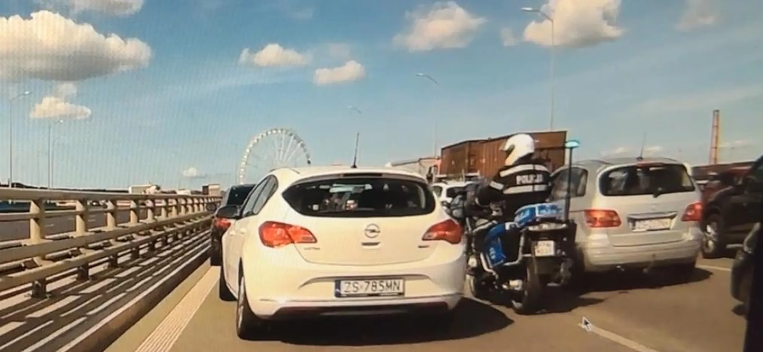 Nie dość że wrzyna się pani na bezczelnego to jeszcze nie patrzy w ŻADNE lusterko aby spojrzeć że za panią jedzie pojazd uprzywilejowany. Pokazuje mi pani żeby się popukać w głowę gdy ja pokazuję aby spojrzała pani do tyłu, jednak to ruch głowy policjanta któremu blokowała pani drogę, myślę że nie pozostawia złudzeń :)