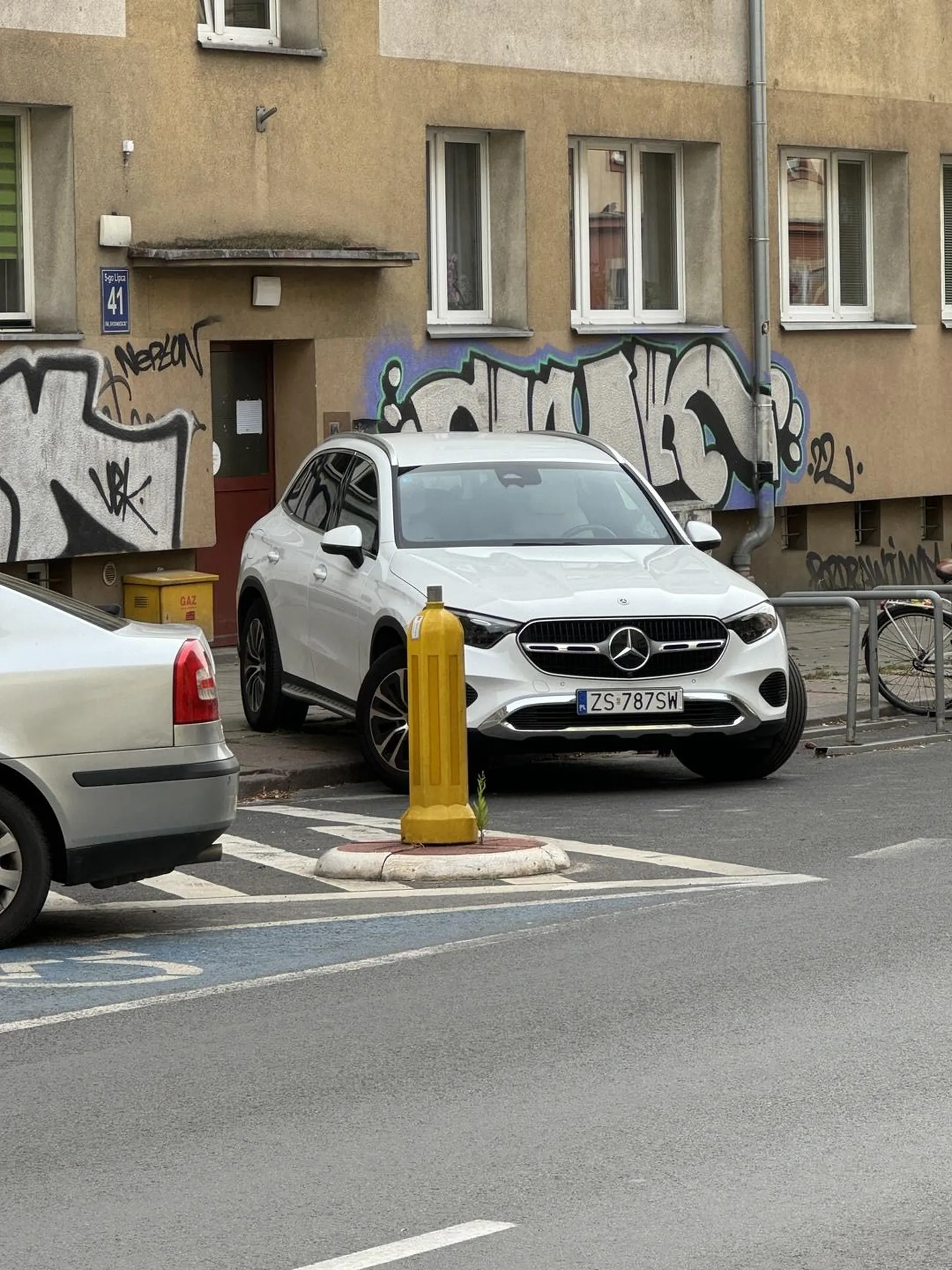 Jak widać dalej nie nauczył się parkować i zawsze musi być pod klatką