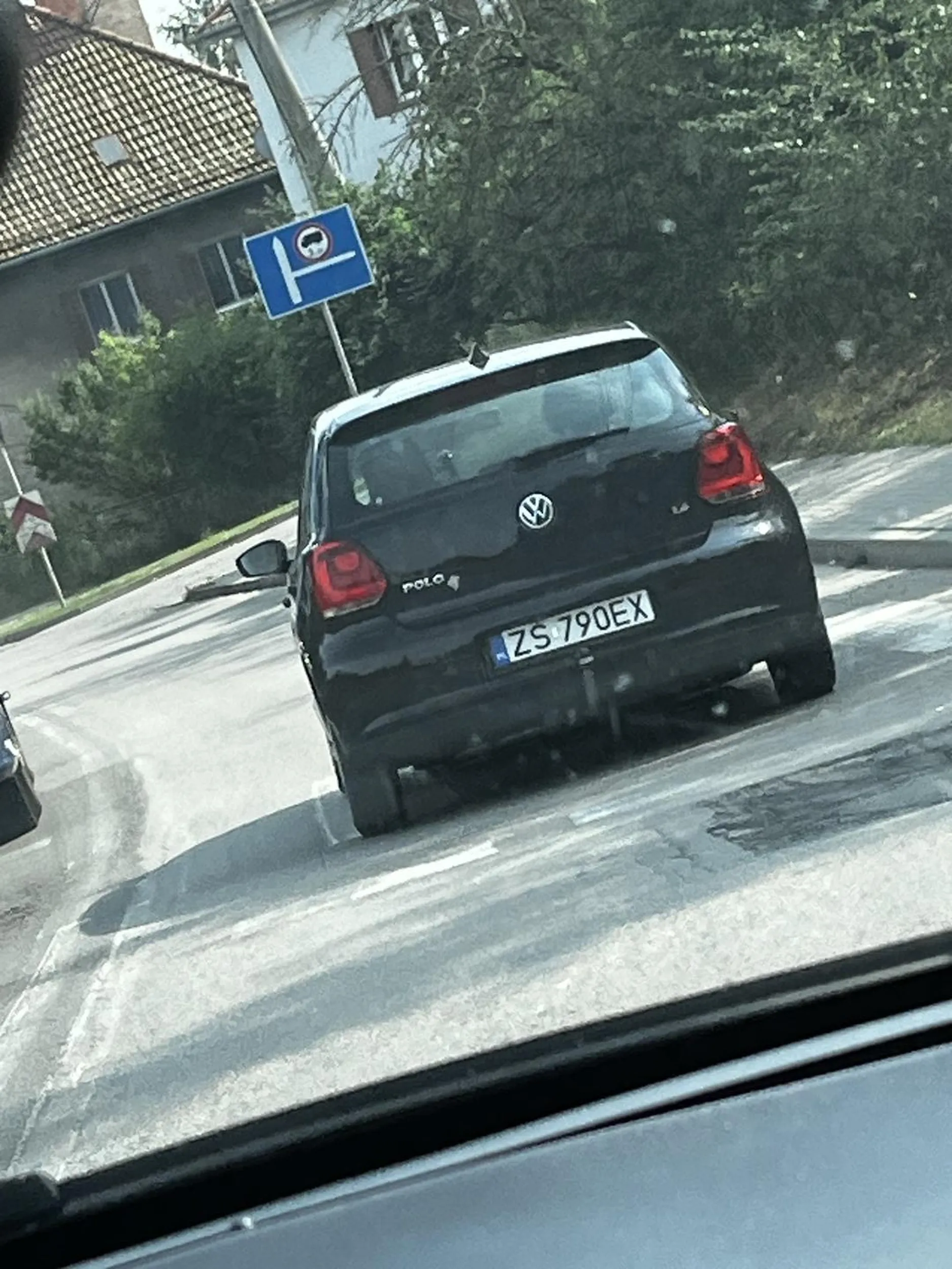 Gówniara jedzie środkiem drogi jak królowa, po czym ma problem i pokazuje środkowy palec, prawko wygrane w czipsach, lecz się dziewczynko