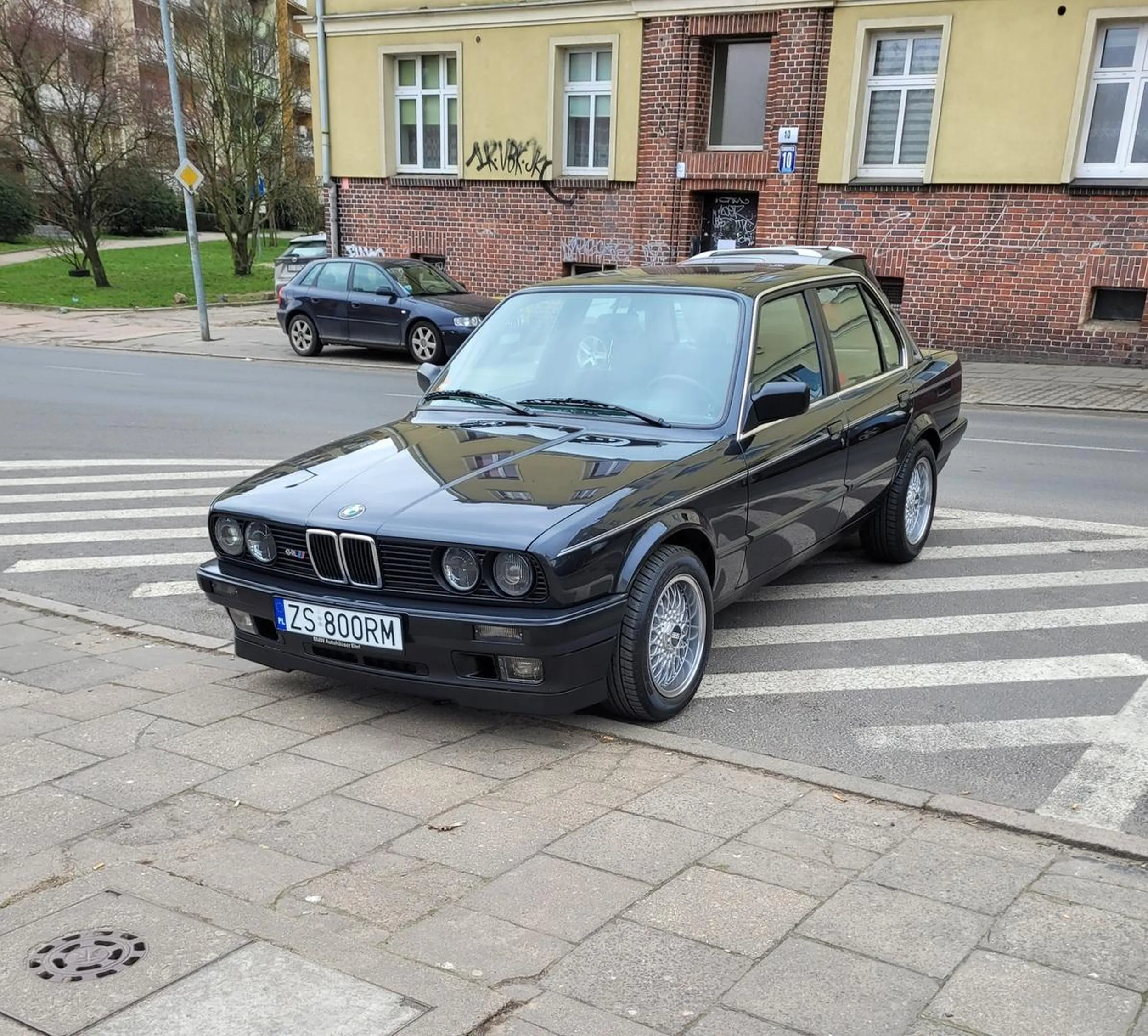 To że autko takie to nie znaczy że parkować wszędzie wolno