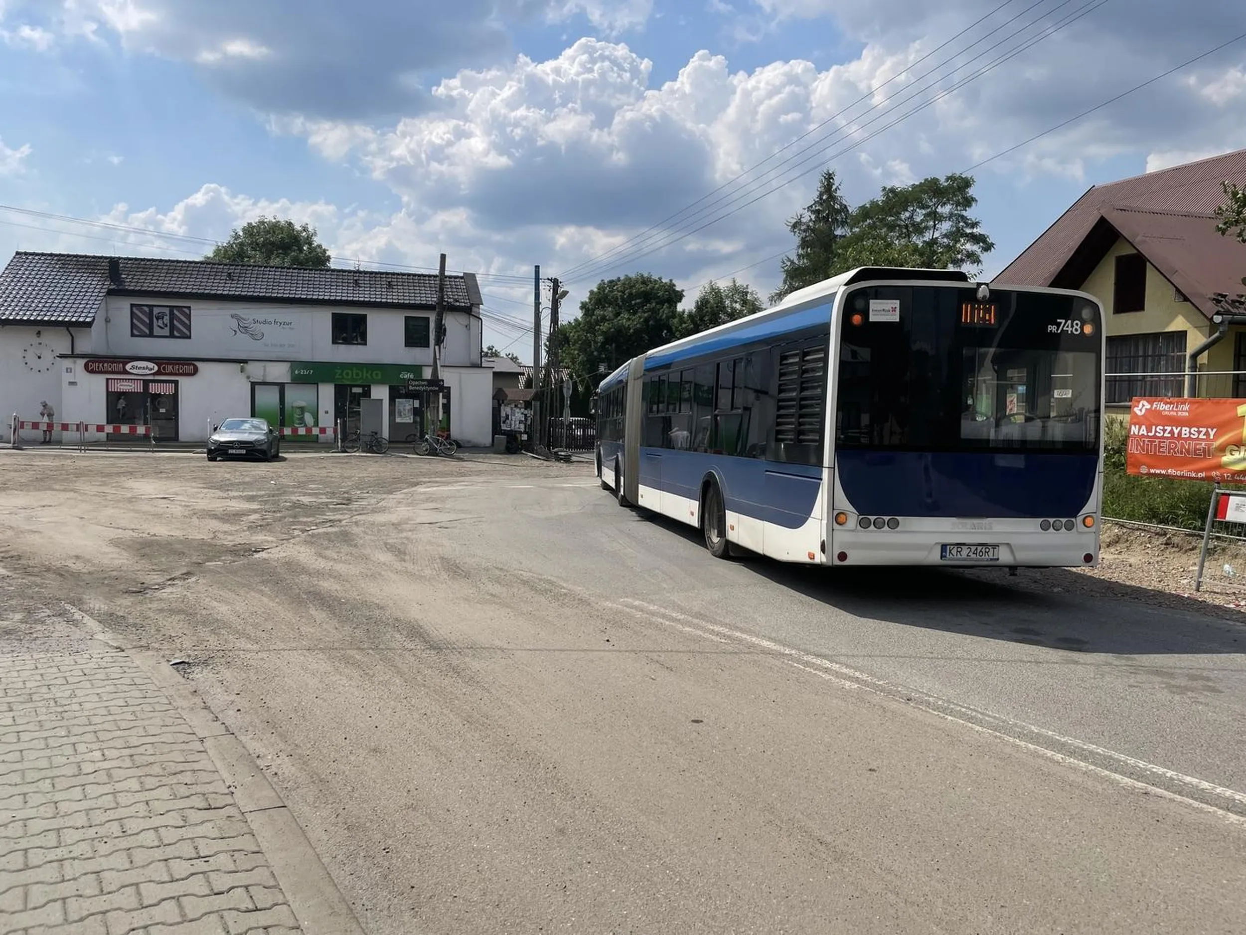 Kretyn, który zaparkował na skrzyżowaniu i zablokował tym samym możliwość zawracania autobusom przegubowym MPK Kraków na ponad godzinę.