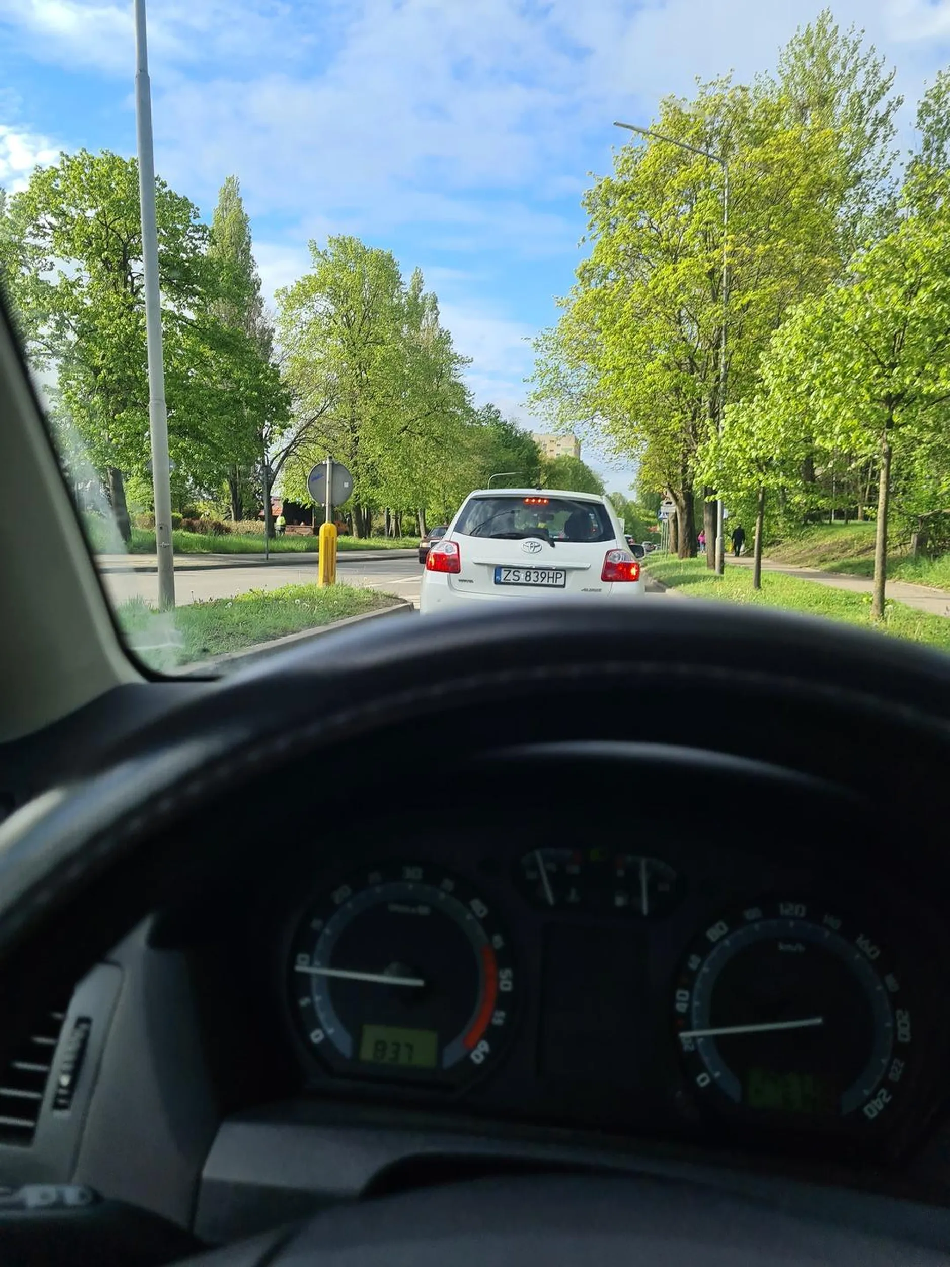 Osoba kierująca nie rozumie zasady jazdy na suwak. Proszę się doedukować zanim się zajedzie komuś drogę.