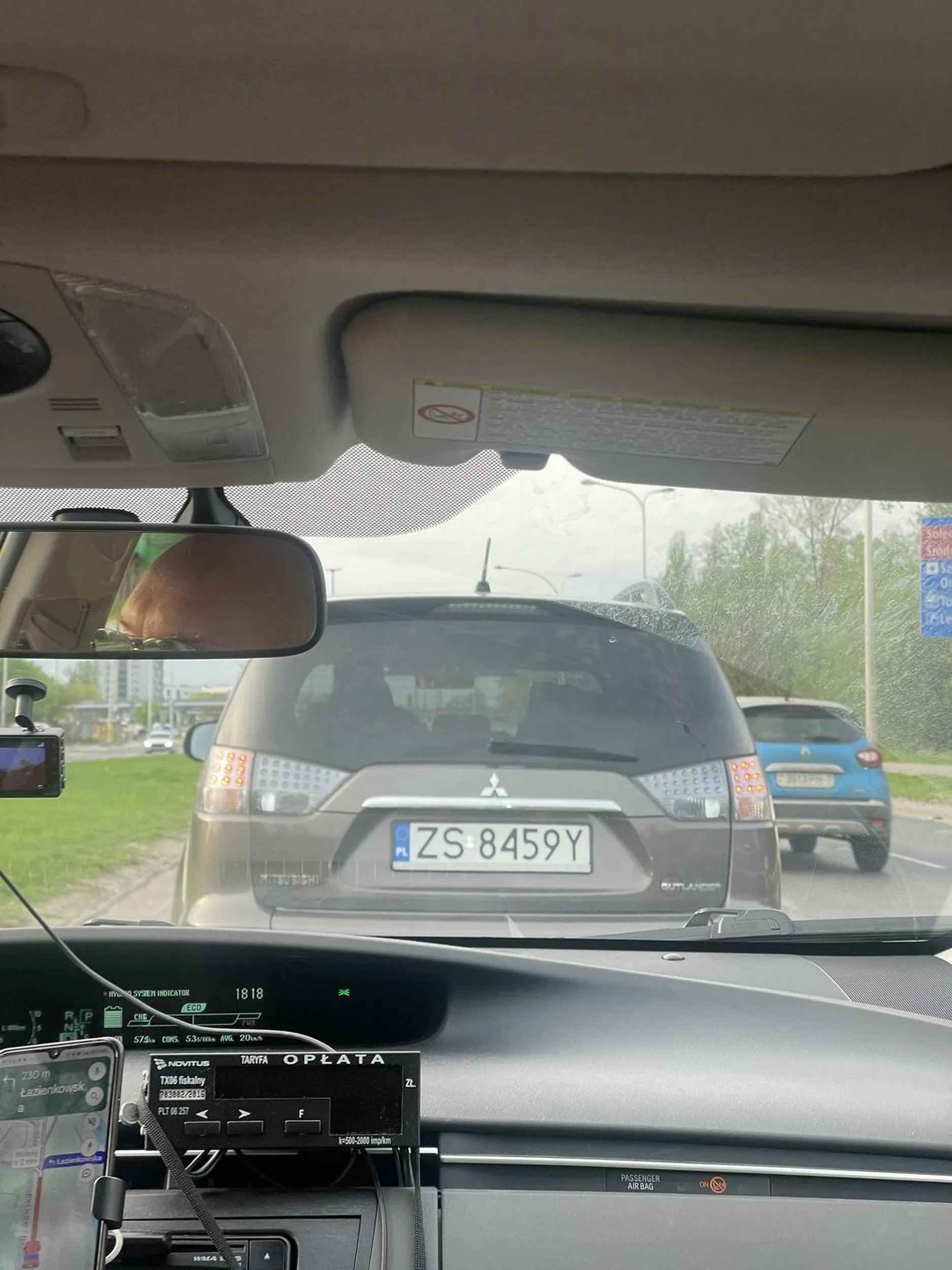 Przy Korku w Warszawie Pan nabuzowany jak burak w zakwasie ze Szczecina postanowił, że nikt sie nie wcisnie przed niego, a mojemu serdecznemu taksowkarzowi sie udalo. (rozgrzany do czerwnonosci) Po tym Musial zablokowac pas, zeby wbic sie przed nas, a następnie po wymownych bluzgach tamował ruch, mimo że pas byl wolny, a za nami toczył sie ogromny korek.