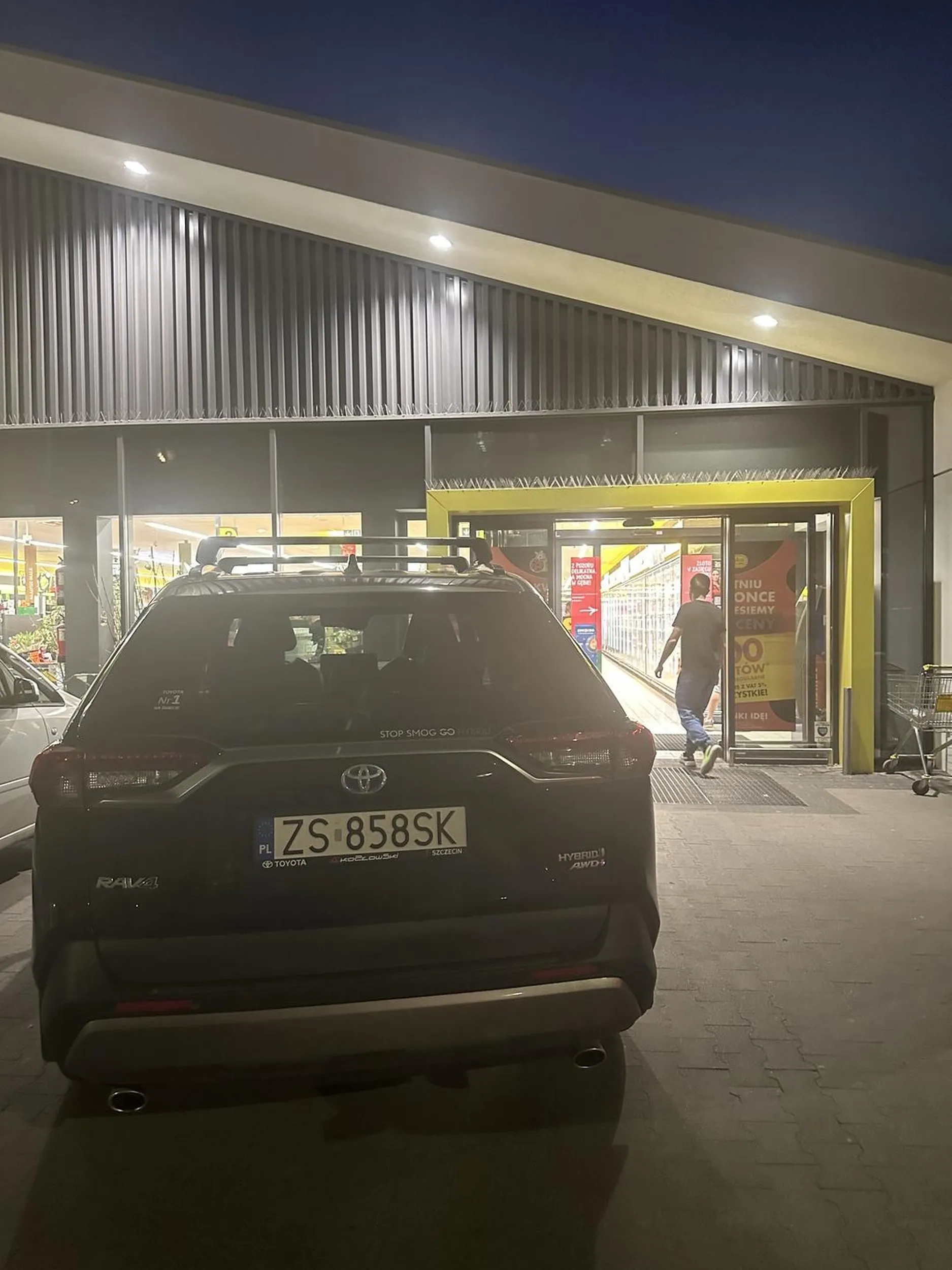 Nie wiem co kolega robił w Krakowie ale szkoda że do sklepu nie wjechał bo w sumie czemu nie…