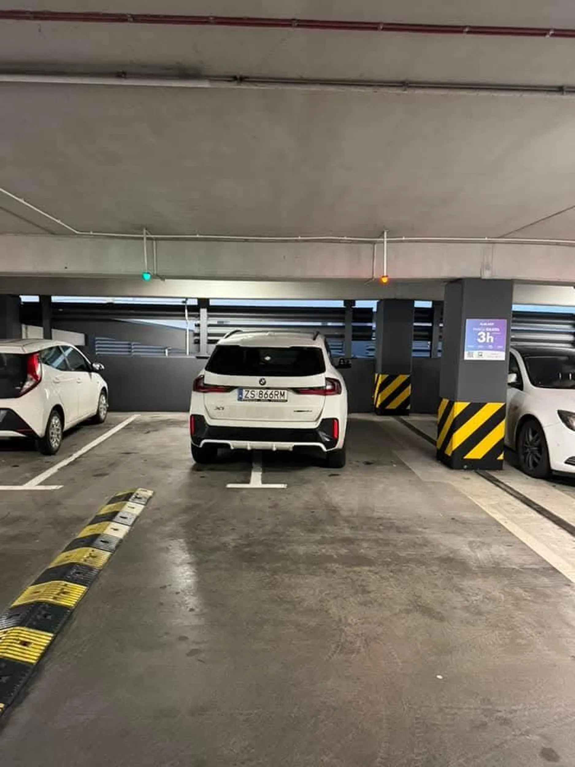 Kierowca nie potrafi parkować w liniach