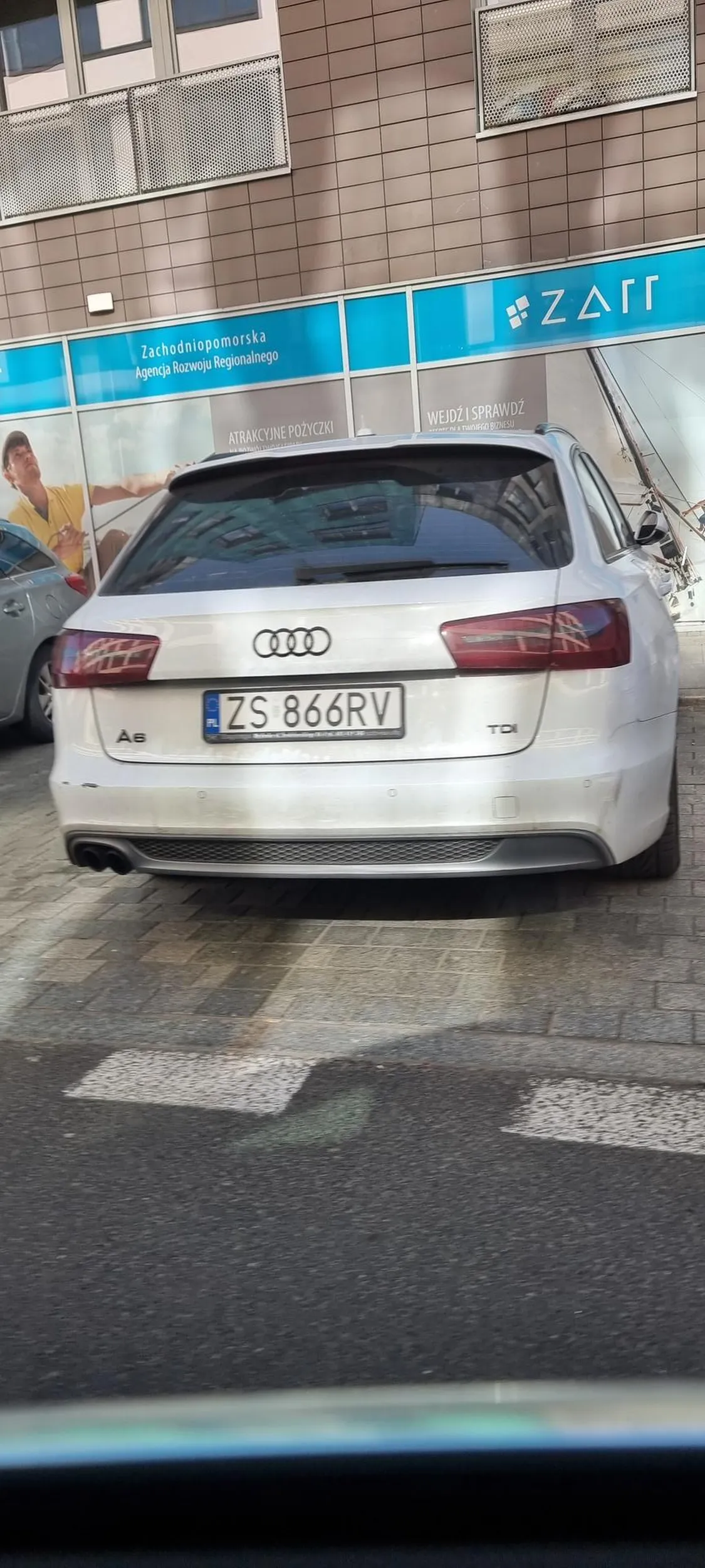 Naprawdę zaparkowanie w wyznaczonym liniami miejscu jest tak trudne że trzeba zajmować dwa?