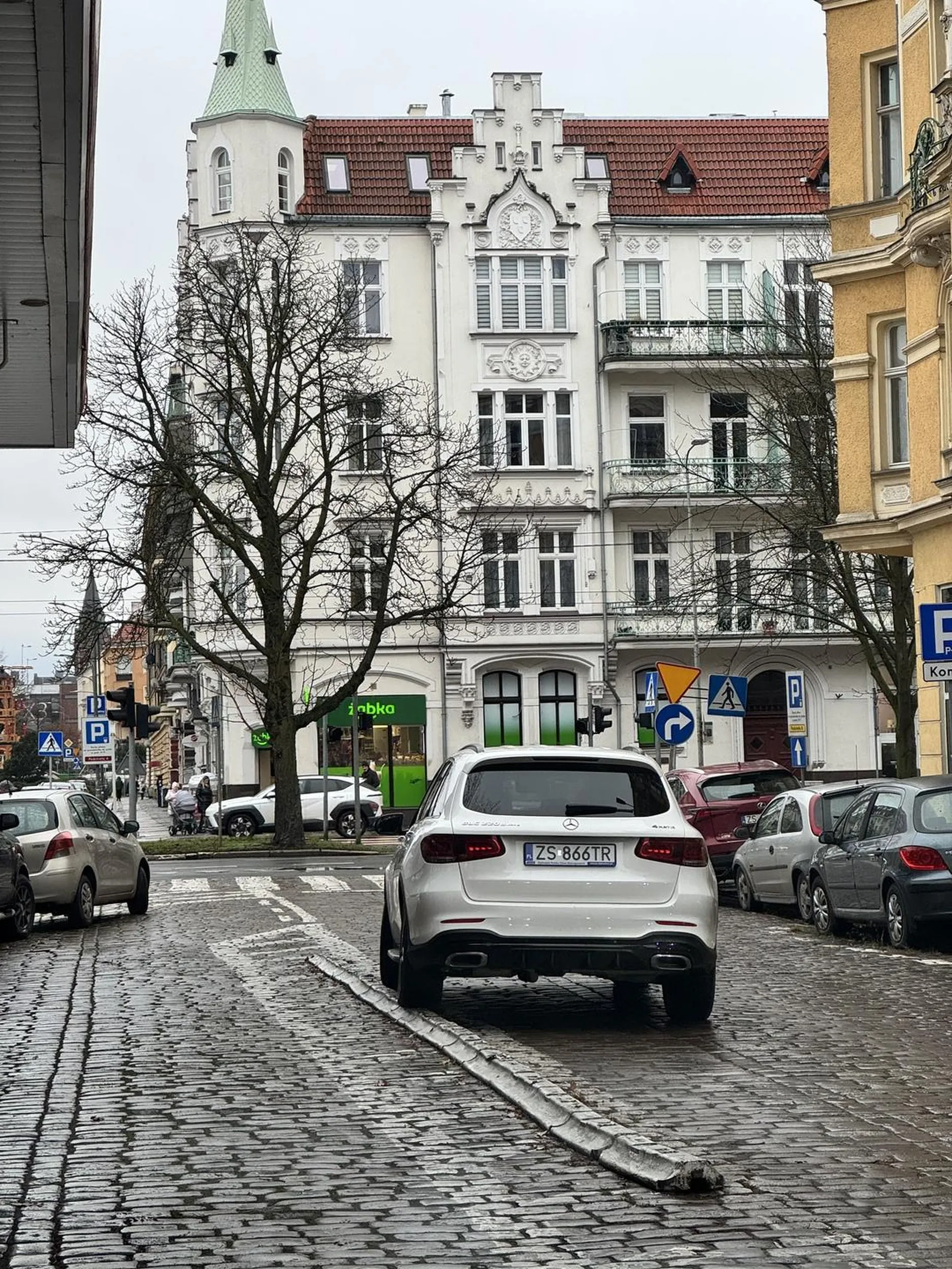Parkuje na środku ulicy.