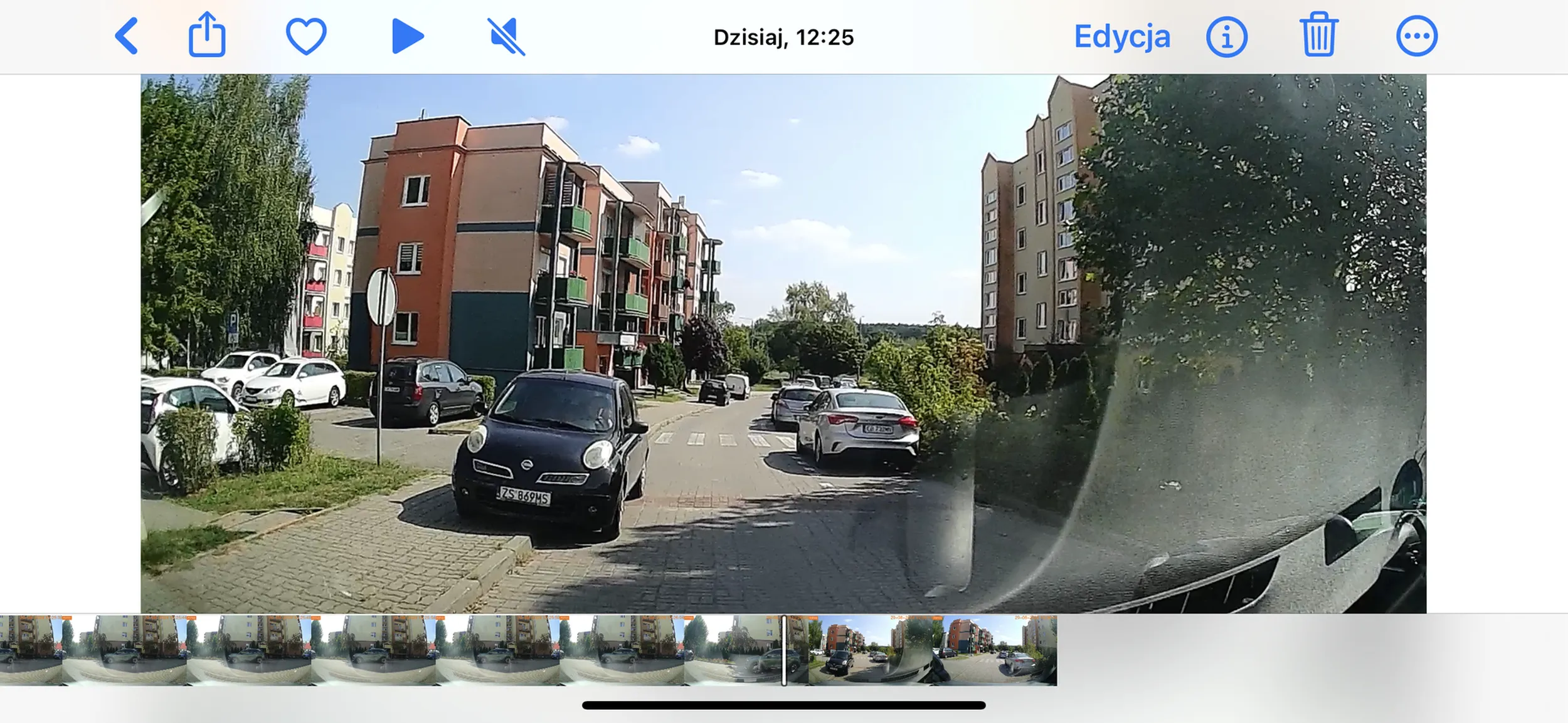 Wjechała pod prąd na wąskiej jednokierunkowej ulicy i wymachiwała rękoma, że nie chce jej „przepuścić” i musi zjechać na chodnik, żeby w ogóle udostępnić mi przejazd. Bezczelne babisko