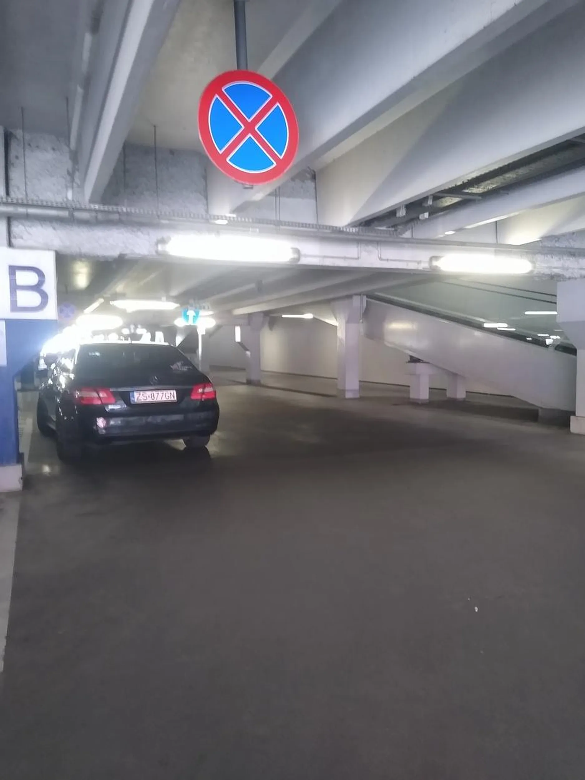 Super parkowanie. Jakby była możliwość to byś wjechał do sklepu. A tak utrudniała tylko ruch...